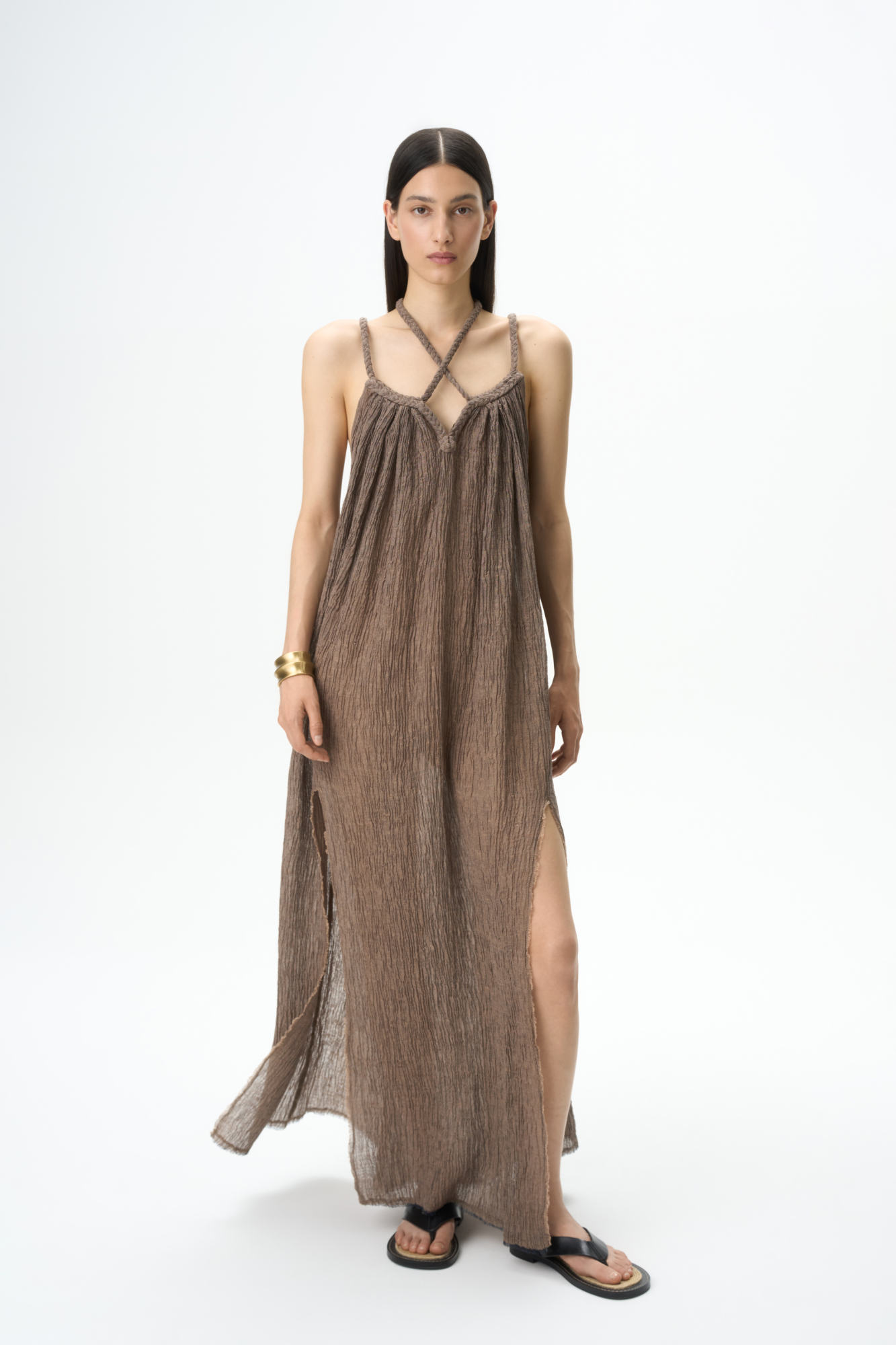 Льняной сарафан с разрезами спереди. Модель свободного силуэта длины миди с поясом в тон.