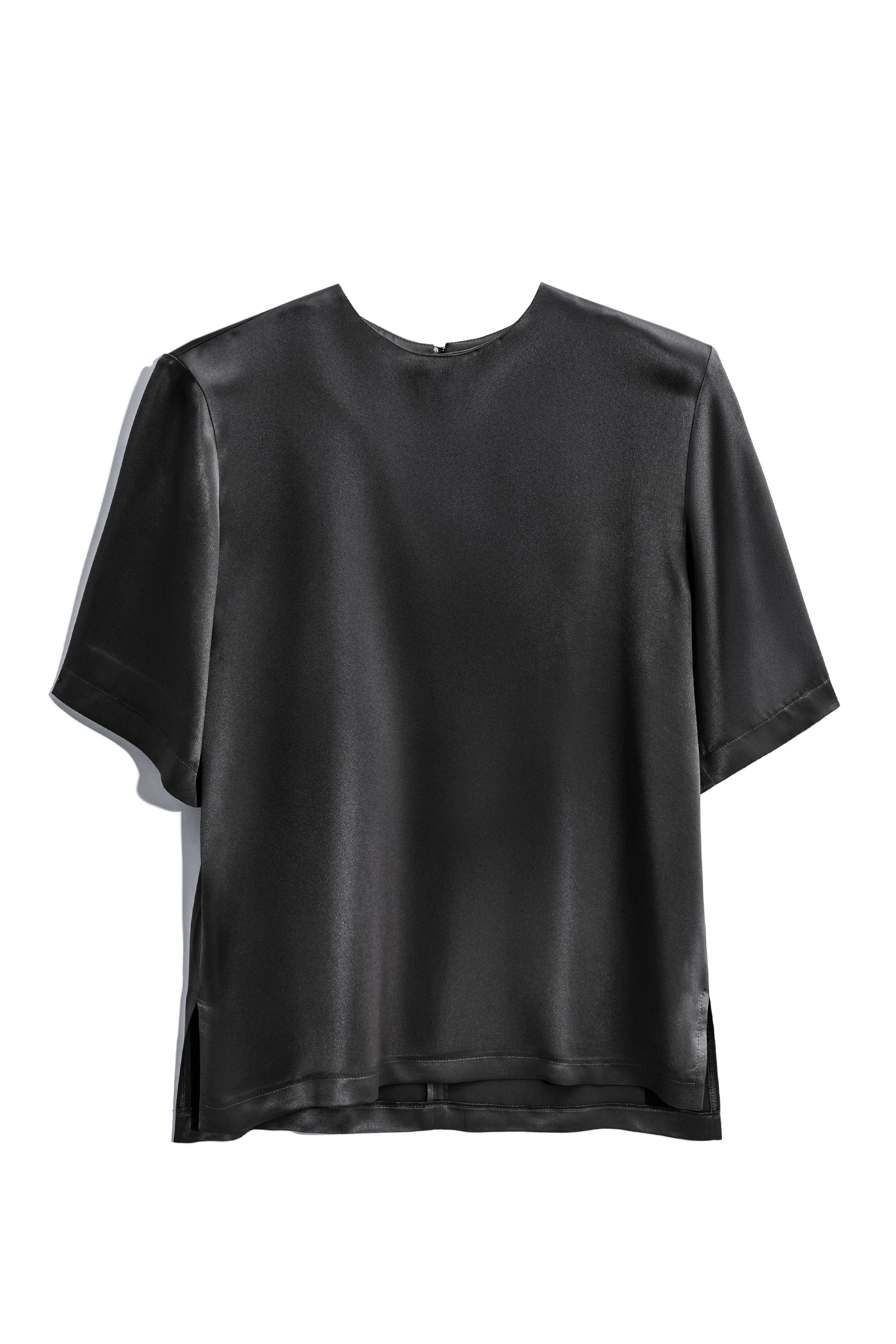 Атласная футболка с подплечниками