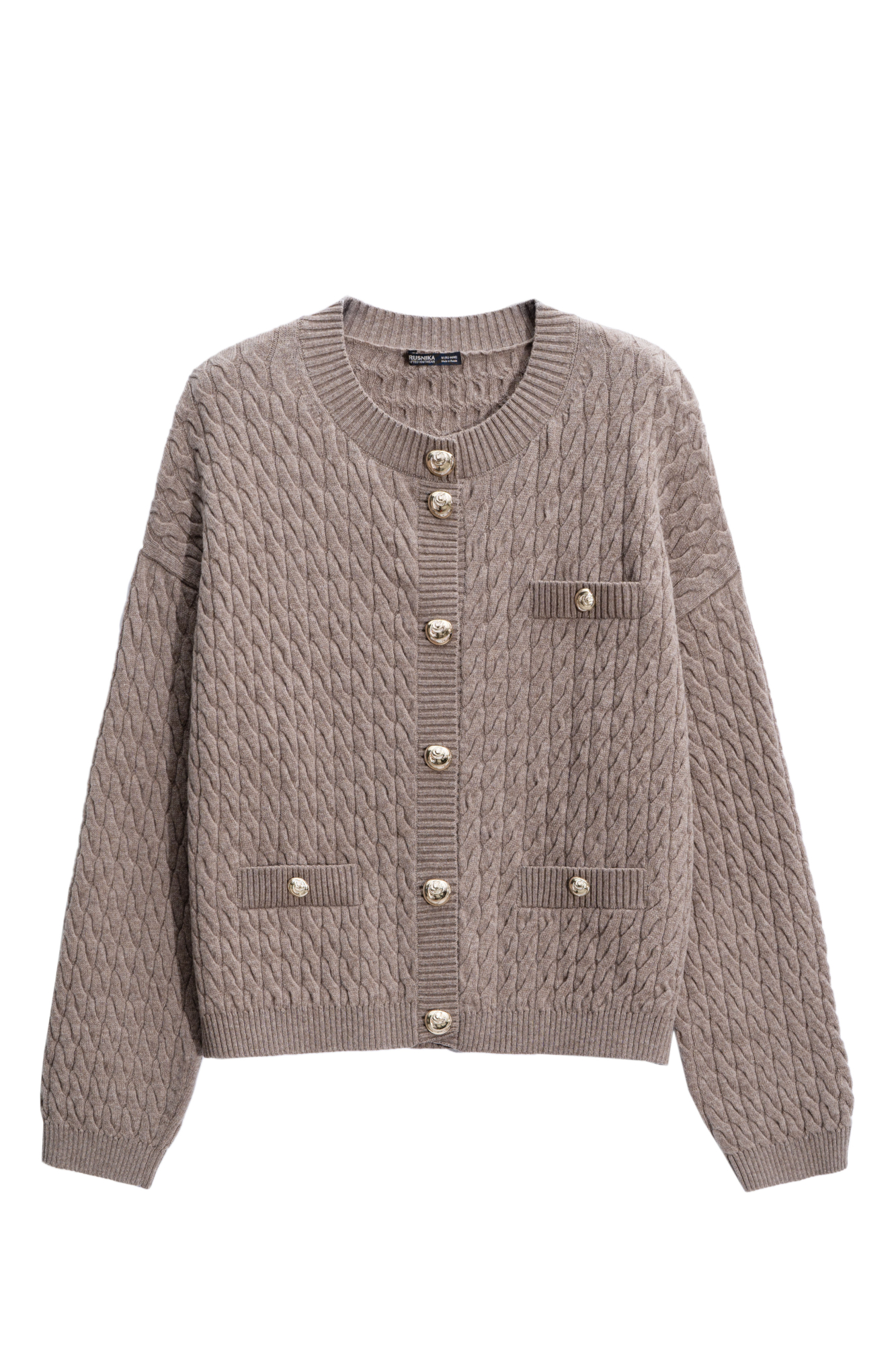 Кардиган из 100% шерстимериноса экстрафайн, выполненный вязкой косами. Модель свободного кроя с длинными рукавами, спущенной линией плеч и круглым вырезом горловины. Имитация карманов с клапанами. Изделие декорировано крупными акцентными пуговицами.