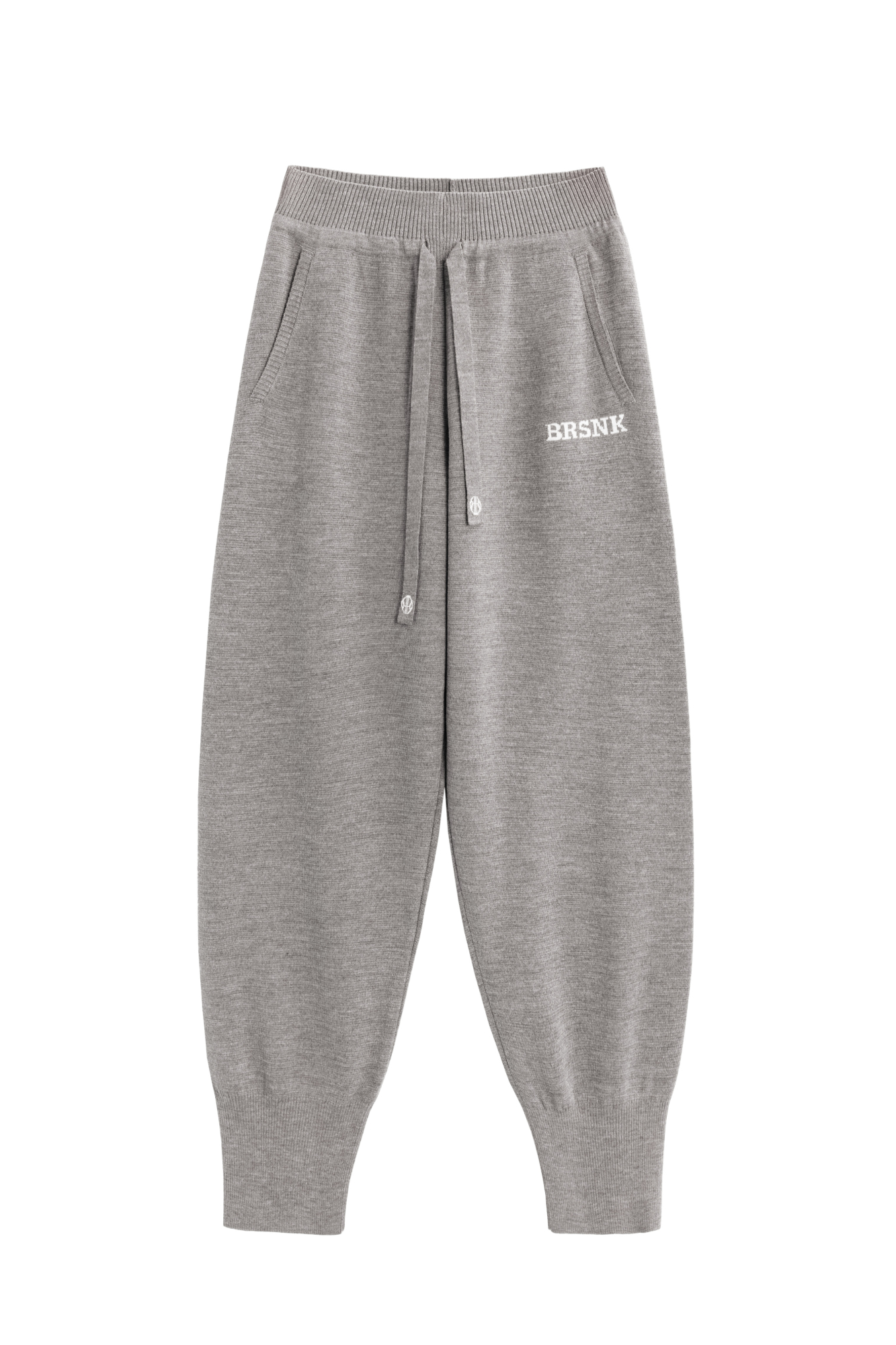 Трикотажные брюки из шерсти с добавлением акрила. Модель выполнена в спортивном стиле, с широким эластичным поясом на кулиске, боковыми карманами и широкими манжетами на резинке. Изделие декорировано брендированным жаккардом на штанине.