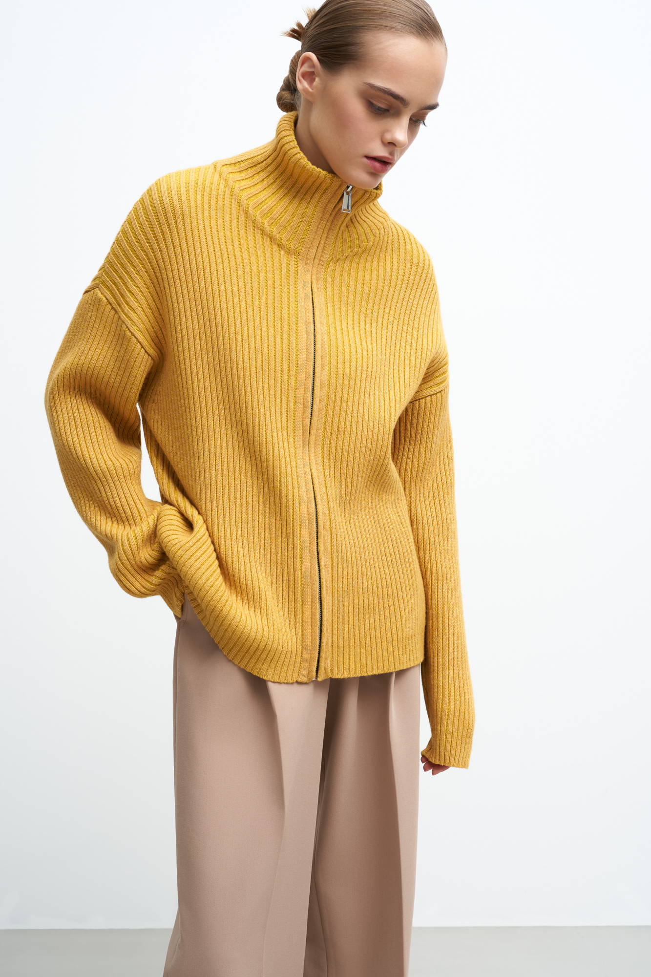 Трикотажный кардиган из смесовой шерсти с добавлением кашемира в рубчик. Модель с длинным рукавом и воротником-стойкой. Застежка на молнию.