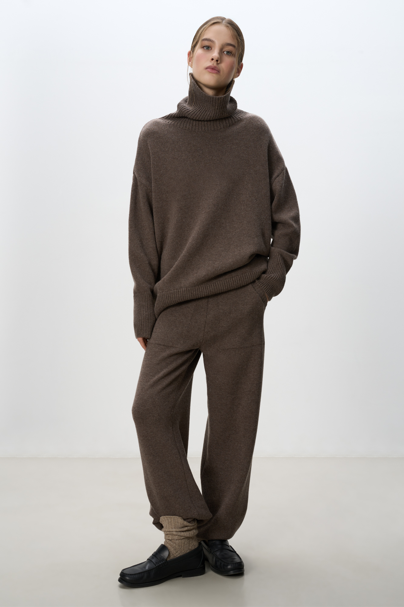 Трикотажные брюки-джоггеры из кашемира и шерсти. Модель с широким эластичным поясом на кулиске, манжетами на резинке и боковыми карманами.