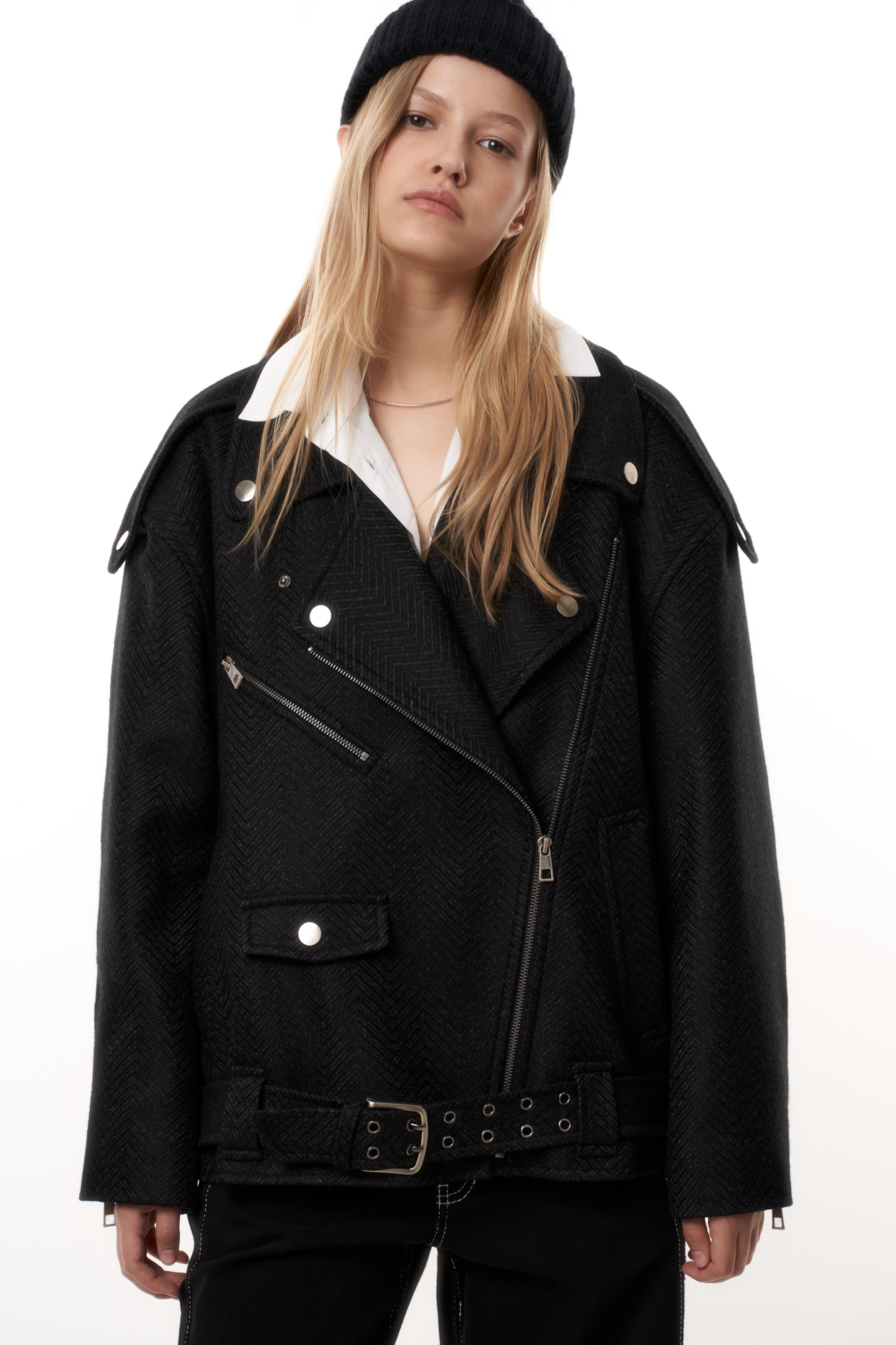 Жакет-косуха из смесовой шерсти. Модель свободного силуэта со спущенной линией плеч и косой застежкой. Изделие декорировано эполетами на плечах, широким поясом с пряжкой на талии, боковыми и нагрудным карманом. Изделие на подкладке.