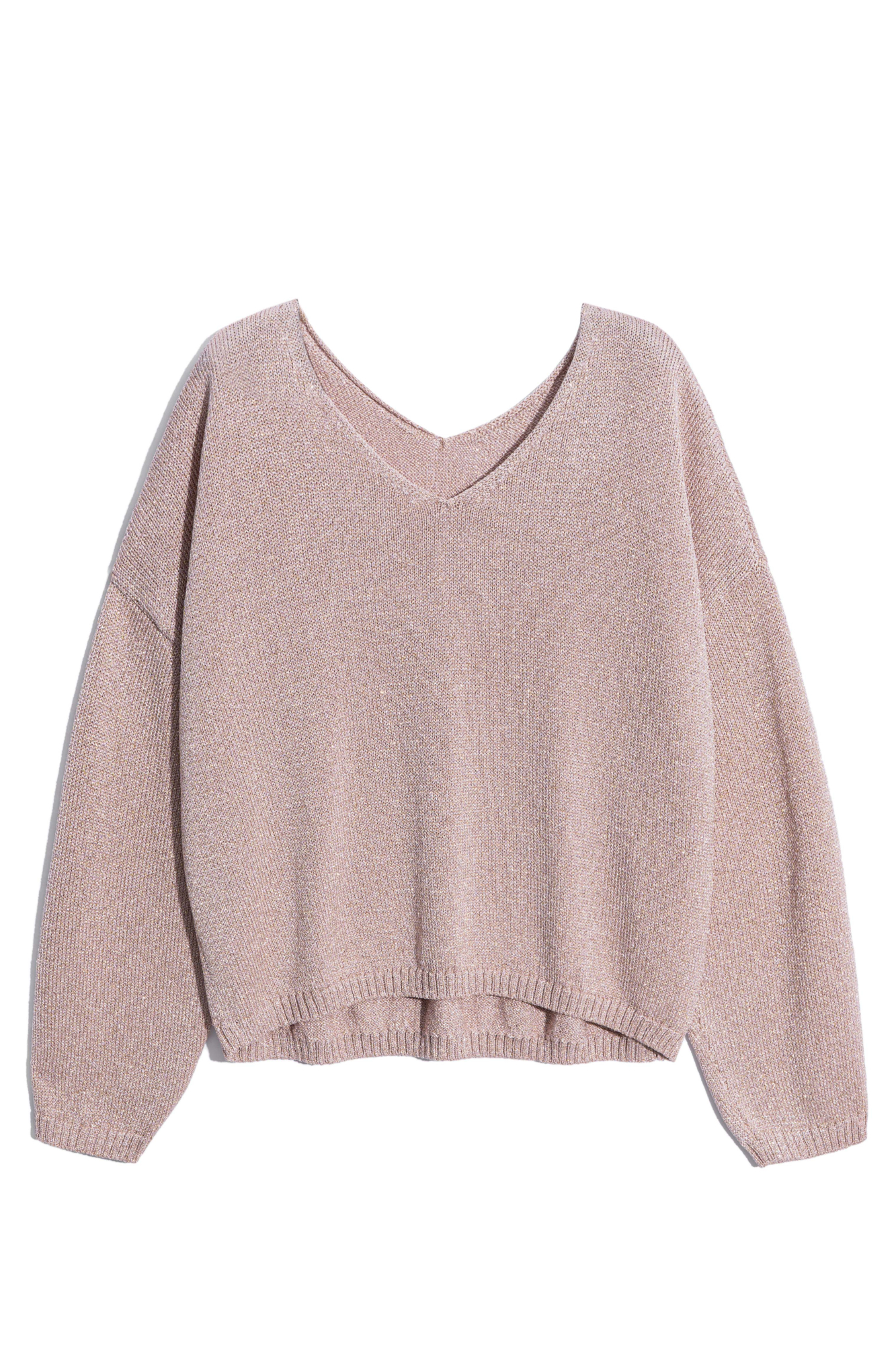 Джемпер из вискозы с добавлением люрекса. Модель свободного силуэта, со спущенной линией плеч и V-образным вырезом. Манжеты рукавов и низ изделия выполнены в рубчик.