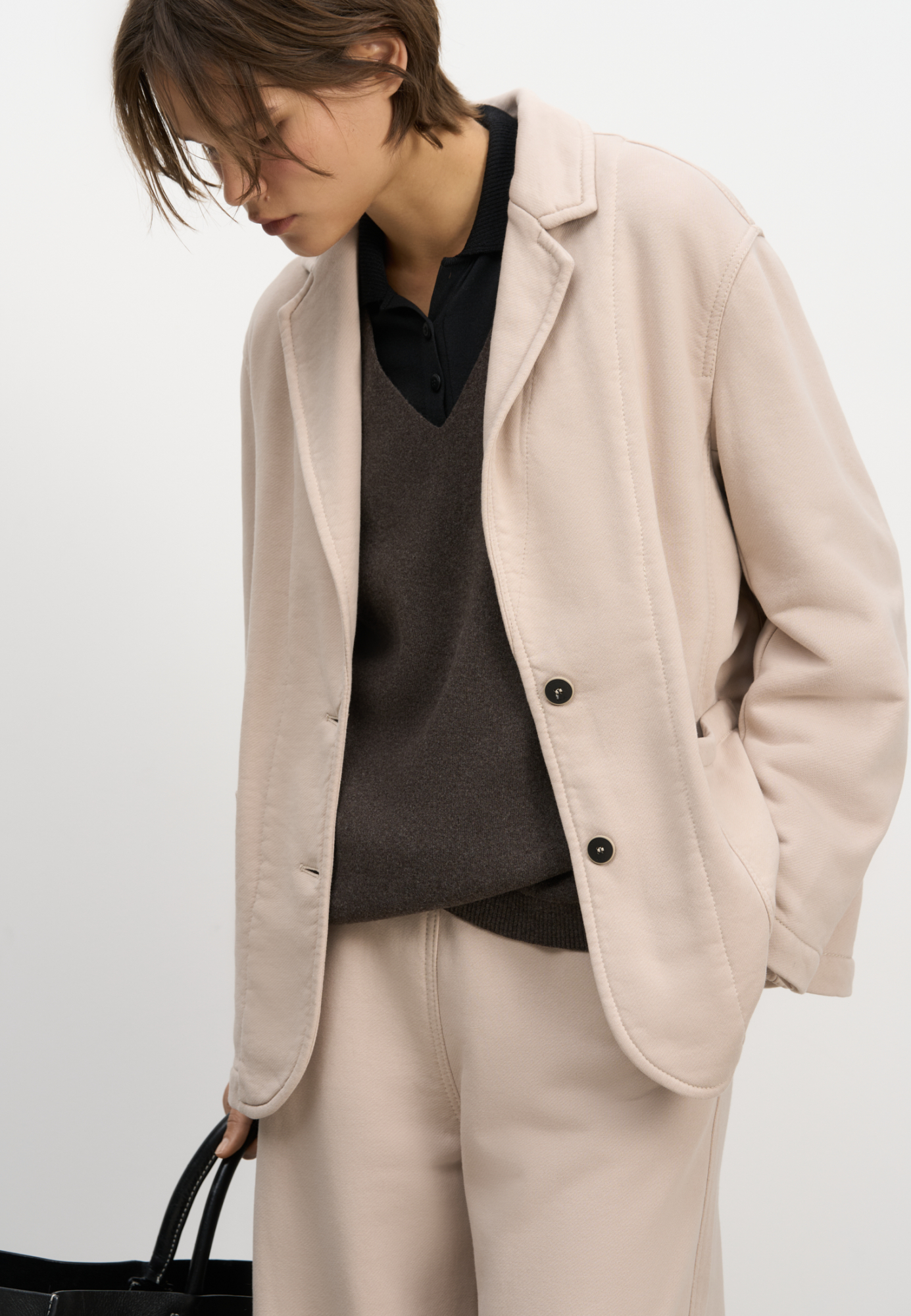 Однобортный жакет свободного силуэта. Модель с накладными карманами, спущенной линией плеча и контрастной отстрочкой. Дополнить образ можно брюками в таком же стиле.