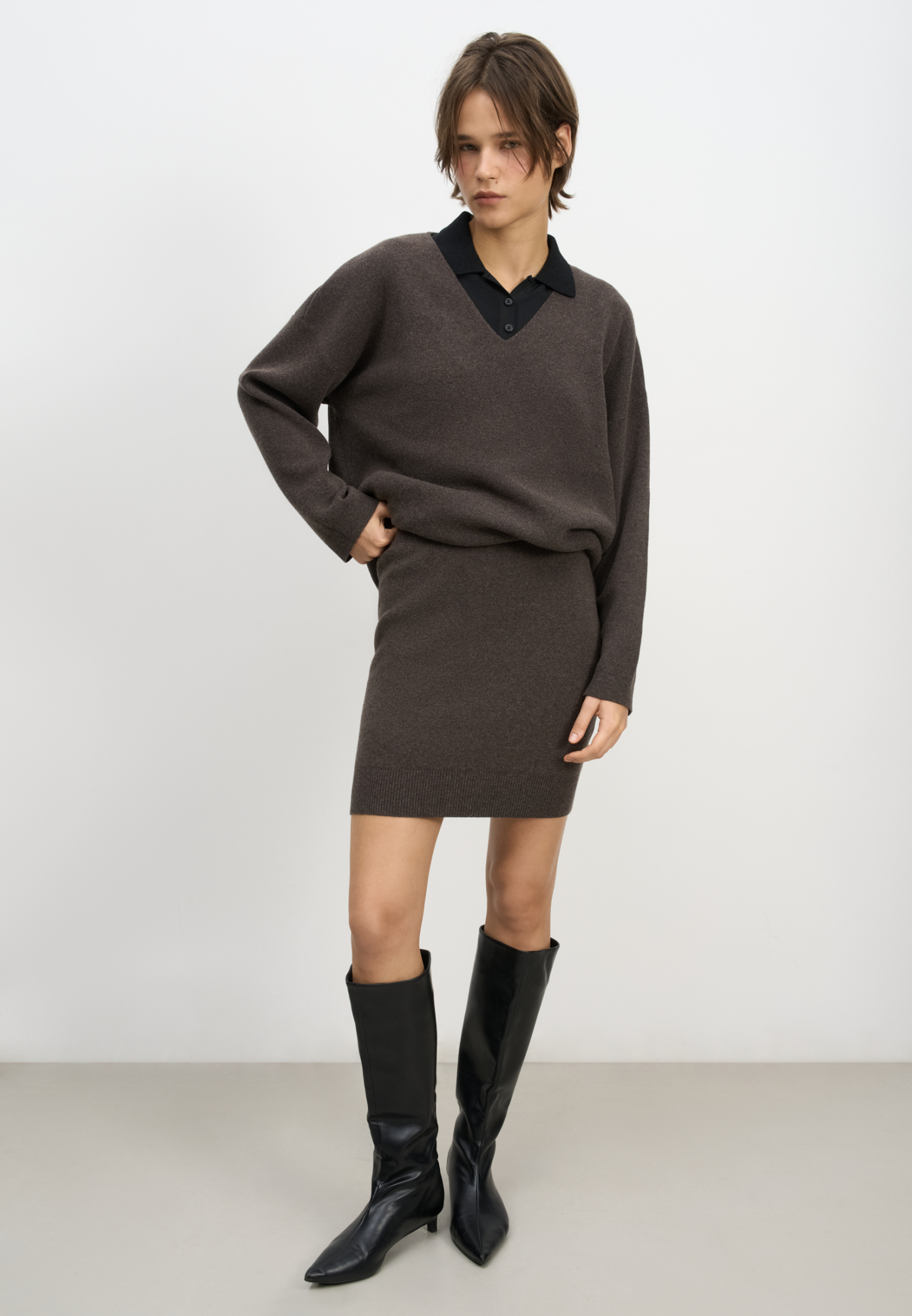 Трикотажная юбка длины мини из шерсти с добавлением кашемира. Модель по фигуре с эластичным поясом на резинке.