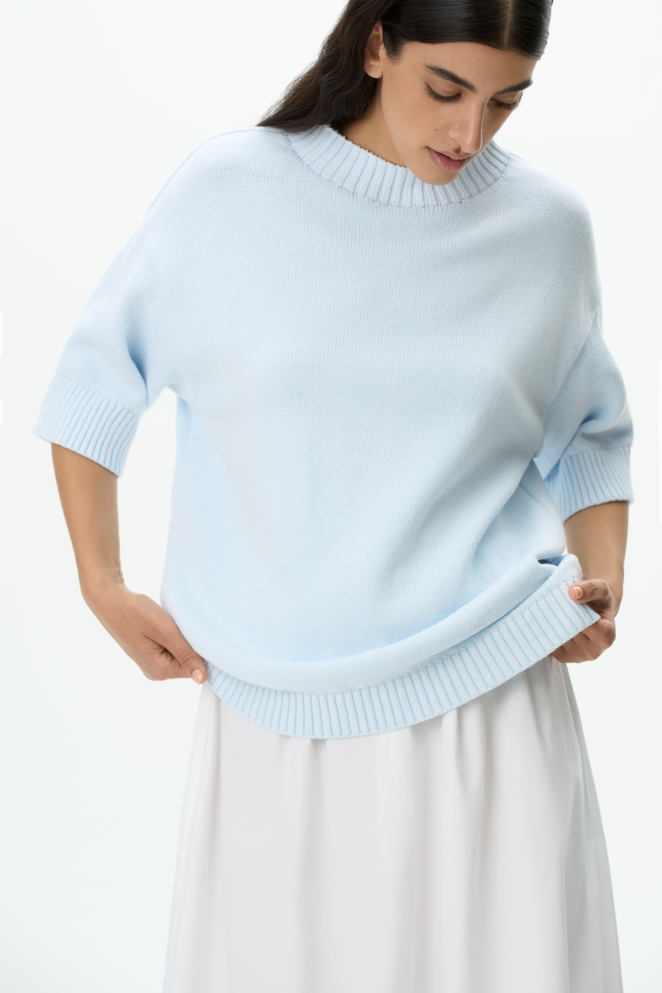 Трикотажная футболка из хлопка. Модель свободного силуэта со спущенной линией плеча, коротким рукавом и круглым вырезом горловины. Воротник, манжеты рукавов и низ изделия выполнены в широкий рубчик.