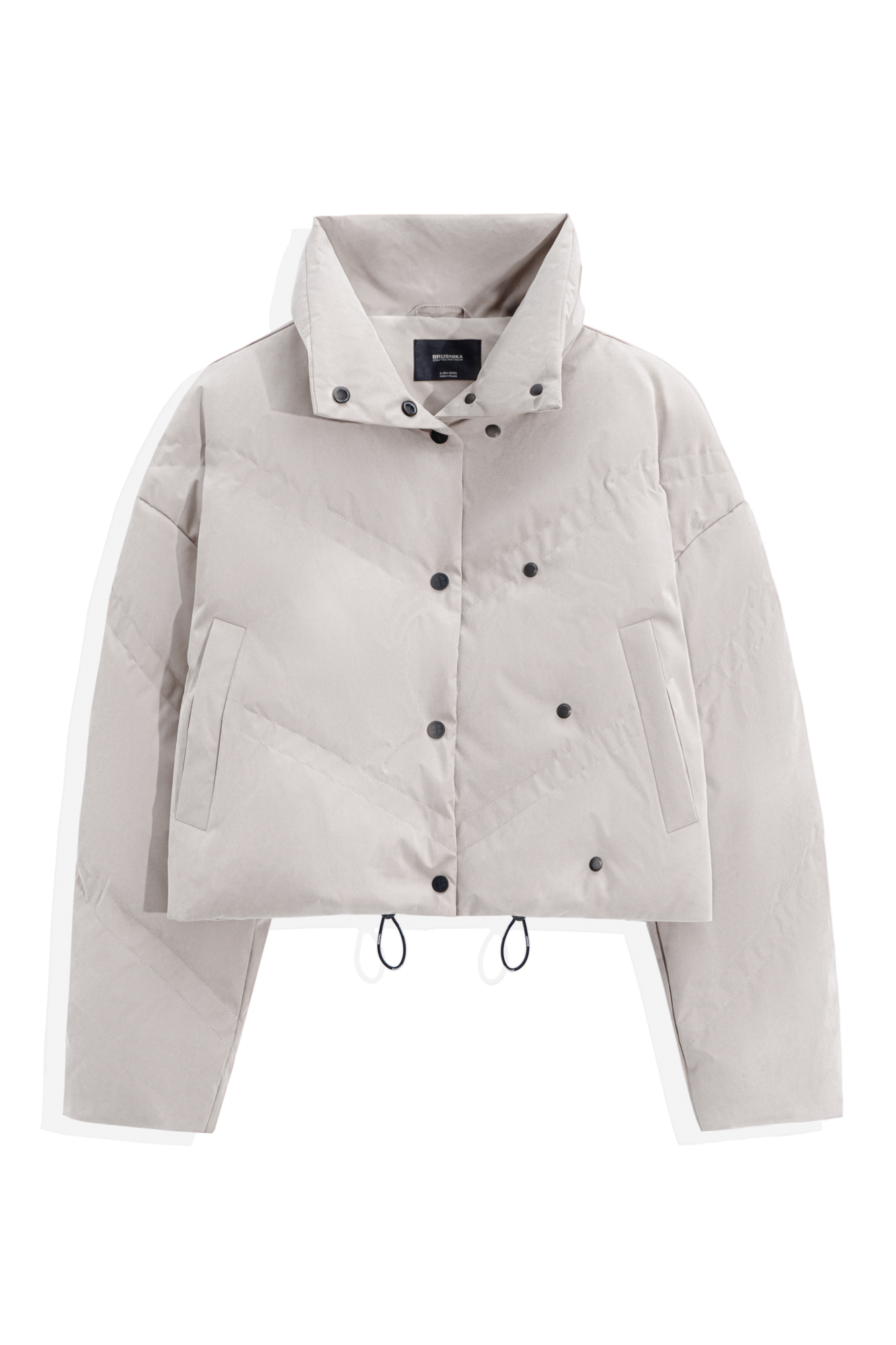 Пуховик с воротником-стойкой, съемным капюшоном и графичной стежкой с двойной отстрочкой. Модель имеет два варианта застежки на металлические кнопки. Низ изделия выполнен на кулиске.