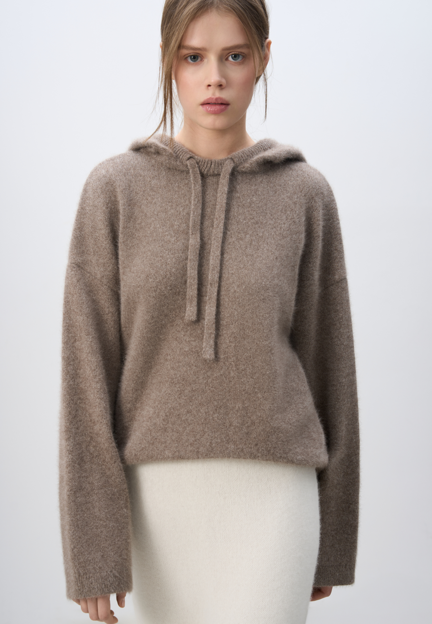Трикотажное худи из пуха лисы. Модель свободного силуэта с капюшоном и спущенной линией плеча. 