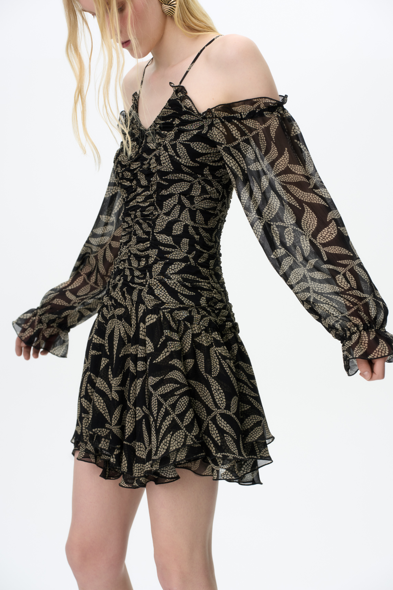 Принтованное платье длины мини. Модель приталенного силуэта на тонких бретелях с открытыми плечами и рукавами-фонариками.