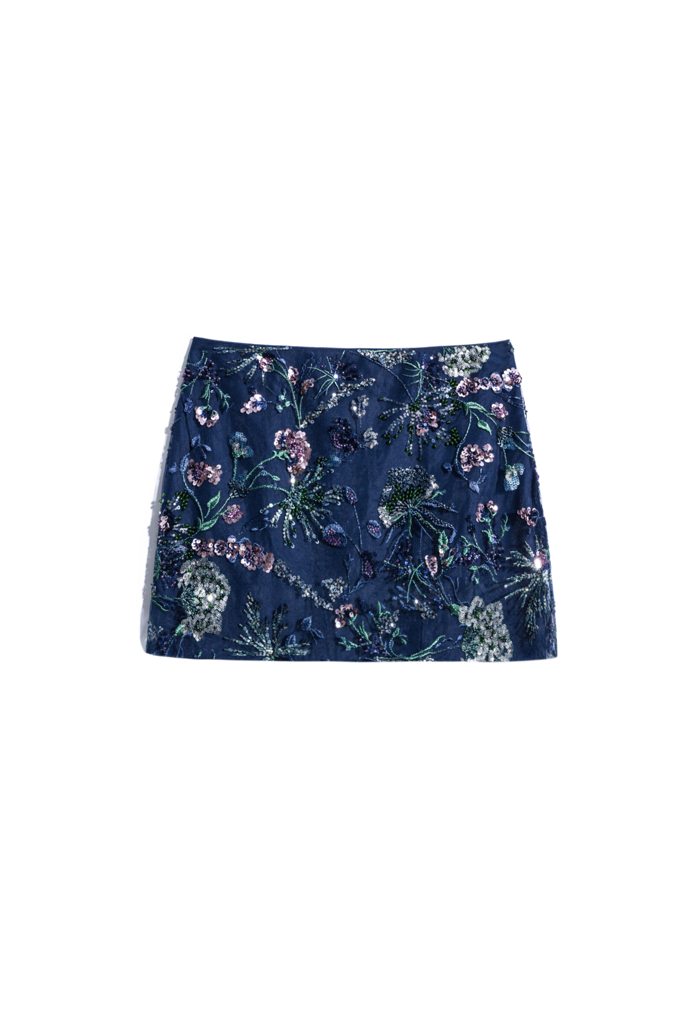 Юбка длины мини с цветочным орнаментом, вышитым пайетками и бисером. Застежка на потайную молнию. Изделие выполнено на подкладке.