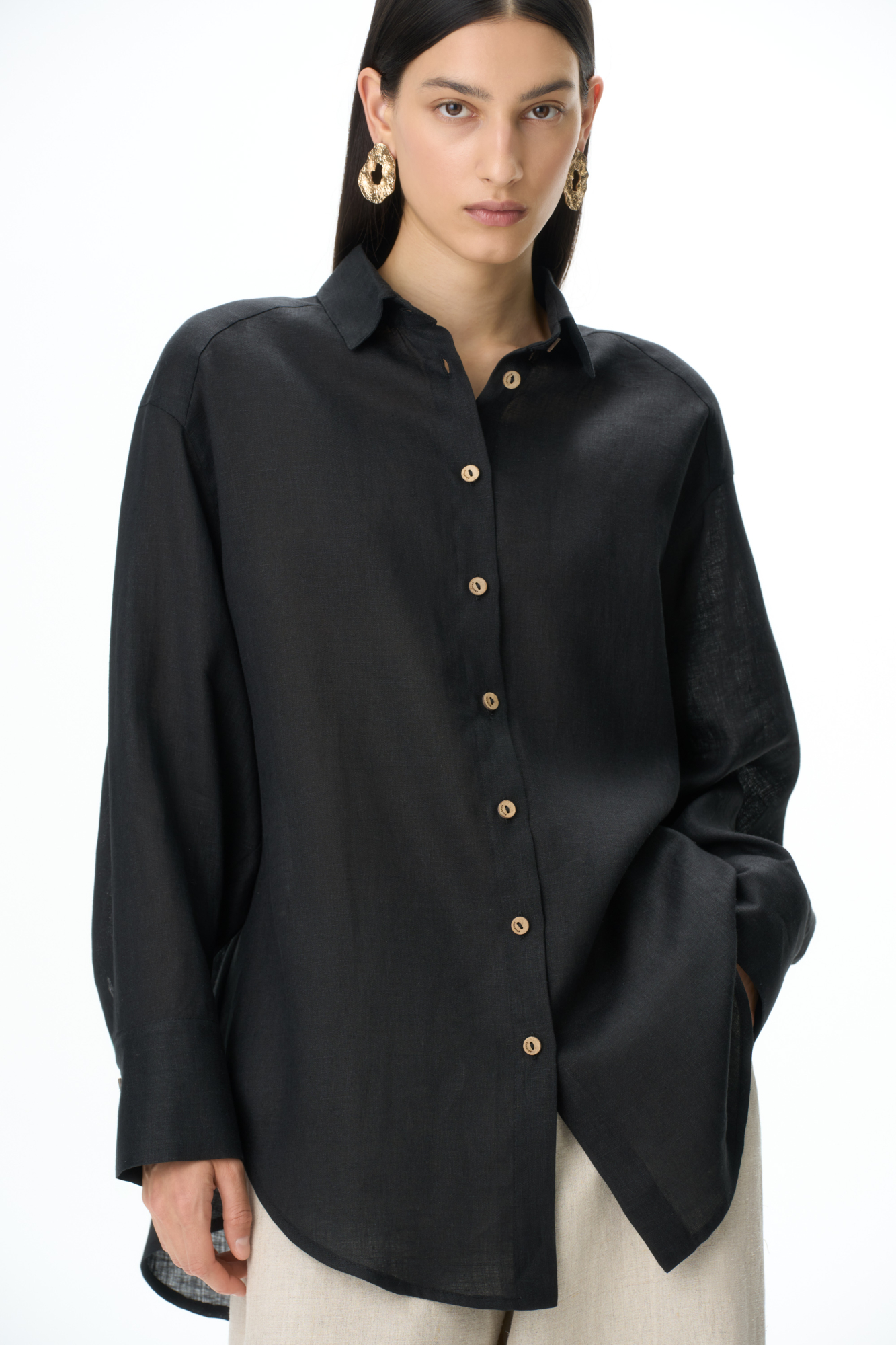 Классическая рубашка из 100% льна. Модель прямого кроя с отложным воротником, длинными рукавами с манжетами на пуговицах и закругленным нижним краем. Застежка на пуговицы.