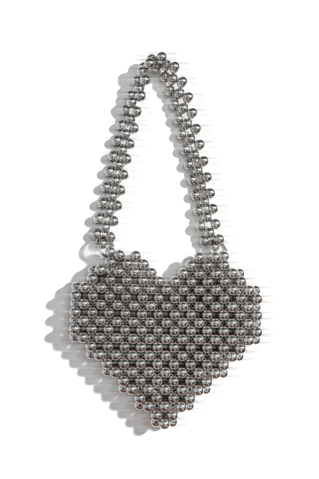 Сумочка в виде сердечка. выполненная путем переплетения металлических бусин одинакового диаметра. Модель с одной короткой ручкой на карабинах. Высота изделия составляет 16 см, длина ручек - 26 см.