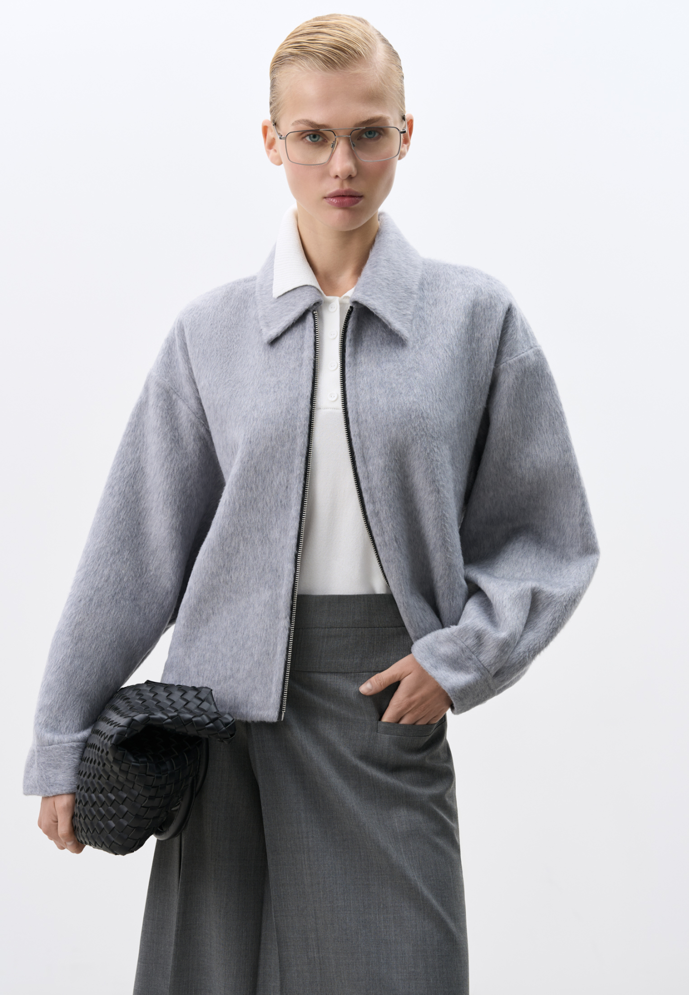 Жакет на молнии из 100% шерсти. Модель свободного кроя с отложным воротником, спущенной линией плеч и двумя боковыми карманами. Застежка на молнию. Брендированный ярлык на спине.