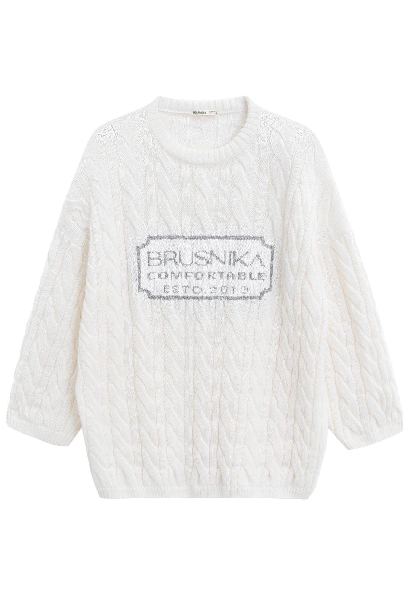Трикотажный джемпер с объемными косами из мягкой шерсти. Модель свободного силуэта, со спущенной линией плеч и круглым вырезом. Изделие декорировано брендированным жаккардом на груди. Дополнить образ можно брюками и юбкой в том же стиле.