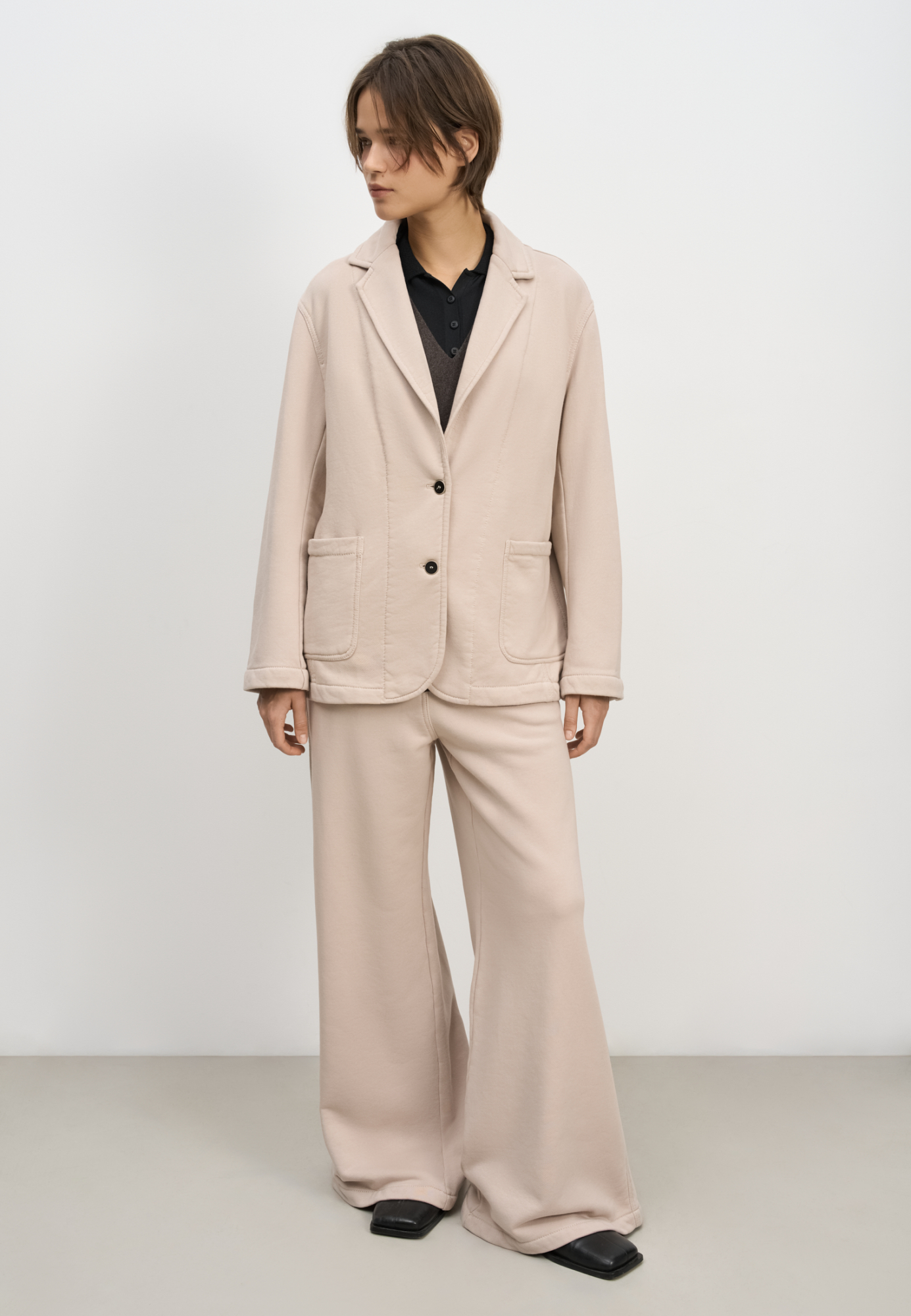 Широкие брюки из 100% хлопка с эластичным поясом на резинке, боковыми карманами и контрастной отстрочкой. Дополнить образ можно жакетом в таком же стиле.