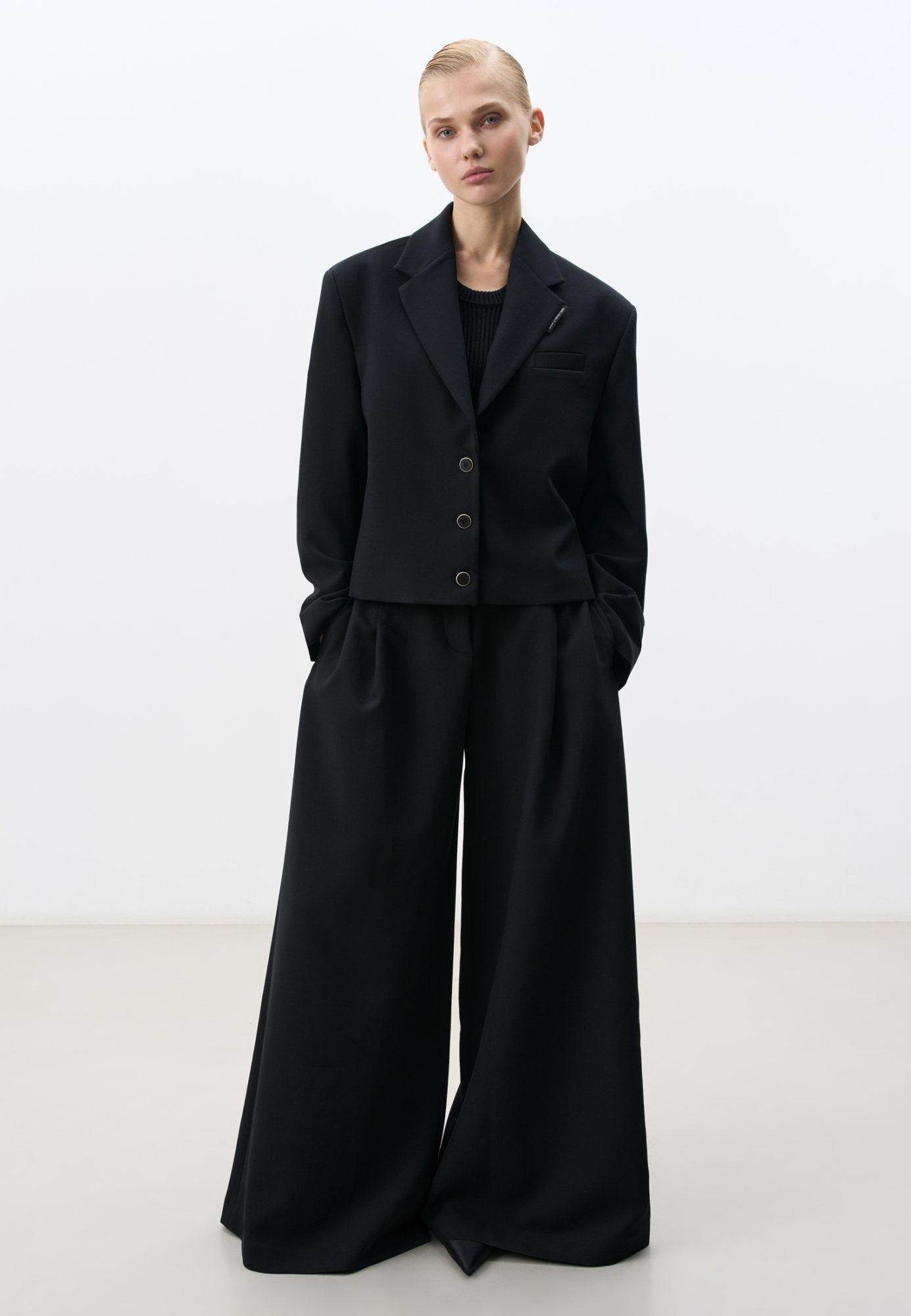 Укороченный жакет из поливискозы. Модель прямого кроя с классическим отложным воротником, карманом на груди и пуговицами на манжетах. Изделие на подкладке. Застежка на пуговицы.