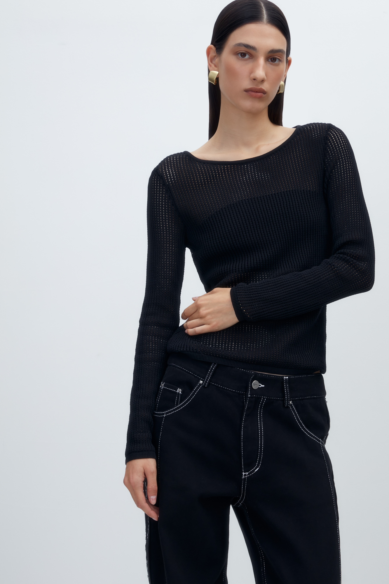 Трикотажный джемпер из органического хлопка. Модель с длинными рукавами и вырезом горловины лодочкой. Ажурное переплетение с имитацией "сетки".<br />
Органический хлопок - более экологичная и безопасная альтернатива обычному хлопку, выращенная без использования химикатов.