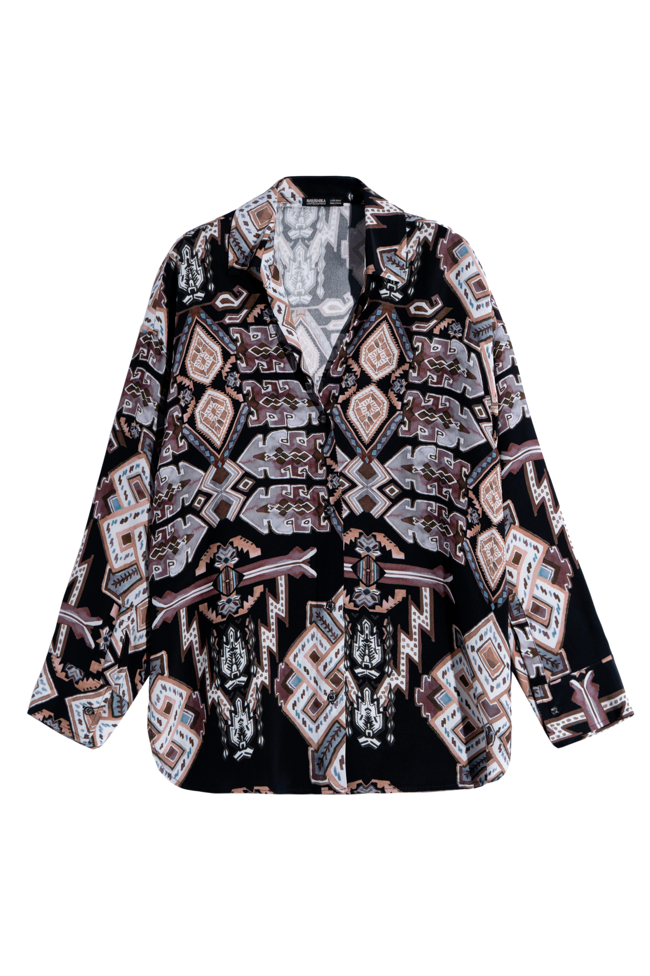 Комплет, состоящий из рубашки и брюк, выполненных из 100% вискозы. Рубашка свободного кроя, с отложным воротником, V-образным вырезом, длинными рукавами с манжетами на пуговицах. Широкие брюки свободного прямого кроя с врезными карманами по бокам, с поясом на узкой резинке, дополненным кулиской.