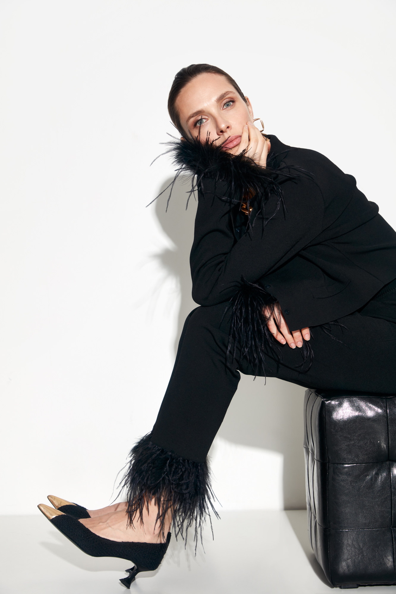 Прямые брюки из вискозы с перьями снизу. Сочетайте брюки с соответствующим жакетом, чтобы создать эффектный комплект.