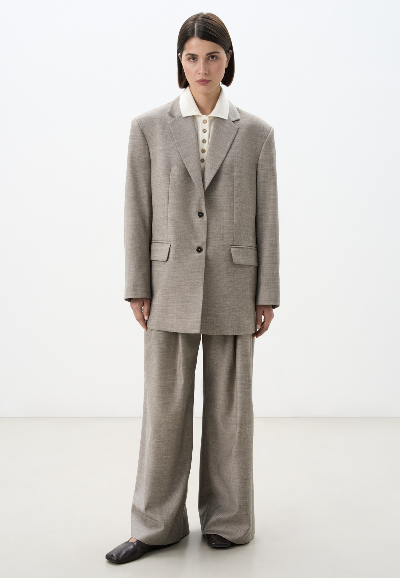 Классический жакет из фланели. Модель прямого кроя с лацканами и прорезными карманами с клапанами. Застежка на две пуговицы. Изделие на подкладке.