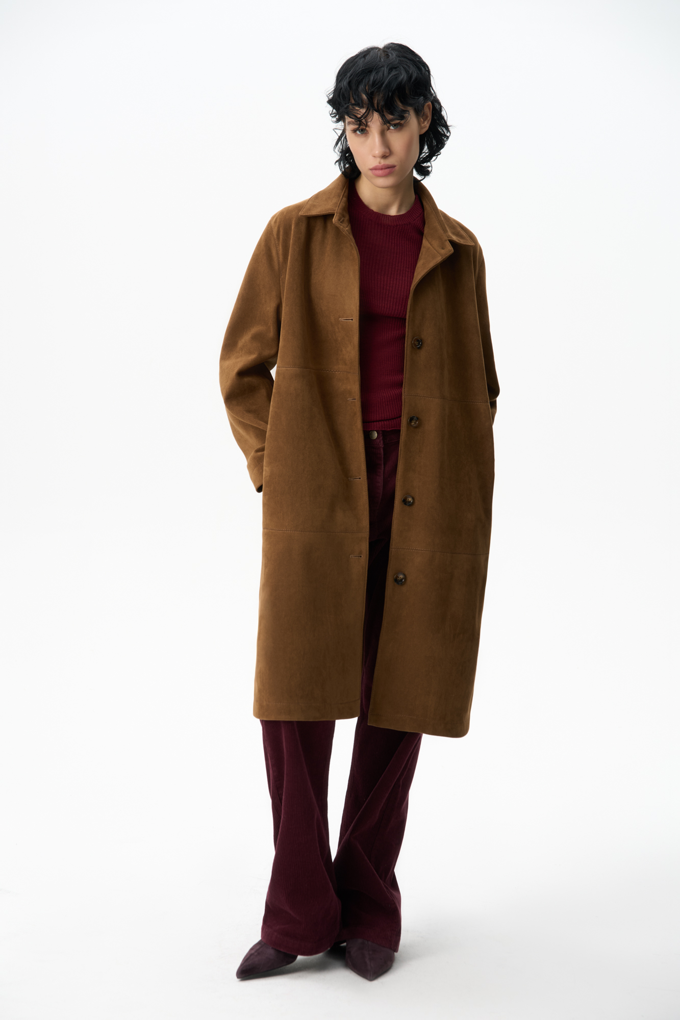 Тренч из ткани с имитацией внешнего вида и свойств натуральной замши. Модель прямого кроя с отложным воротником. Застежка на крупные пуговицы. 