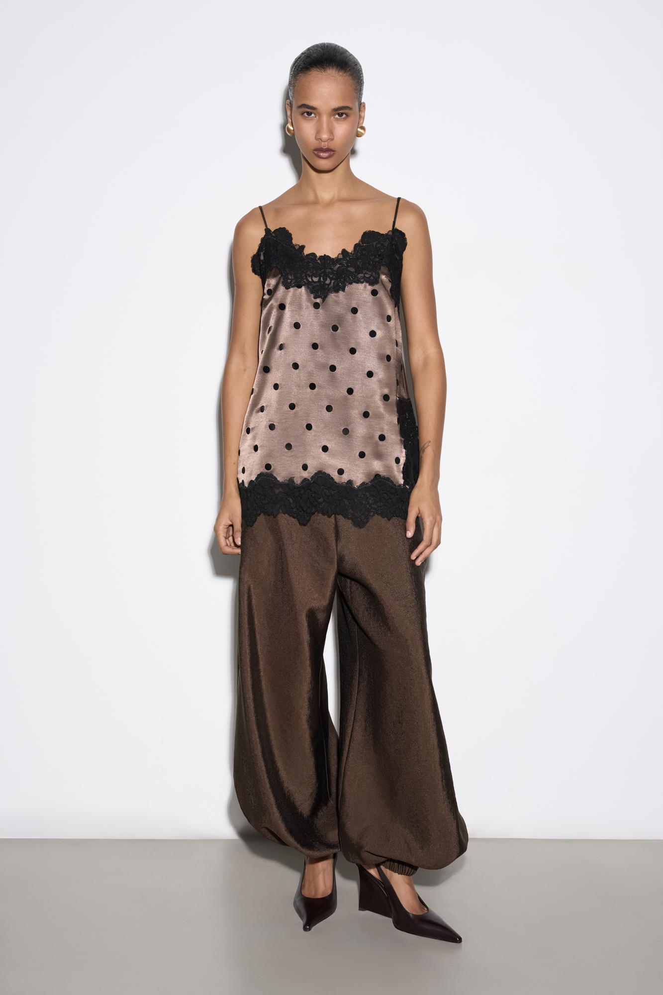 Брюки-аладдины из текстурной вискозы. Модель свободного силуэта с резинкой на поясе и манжетах.