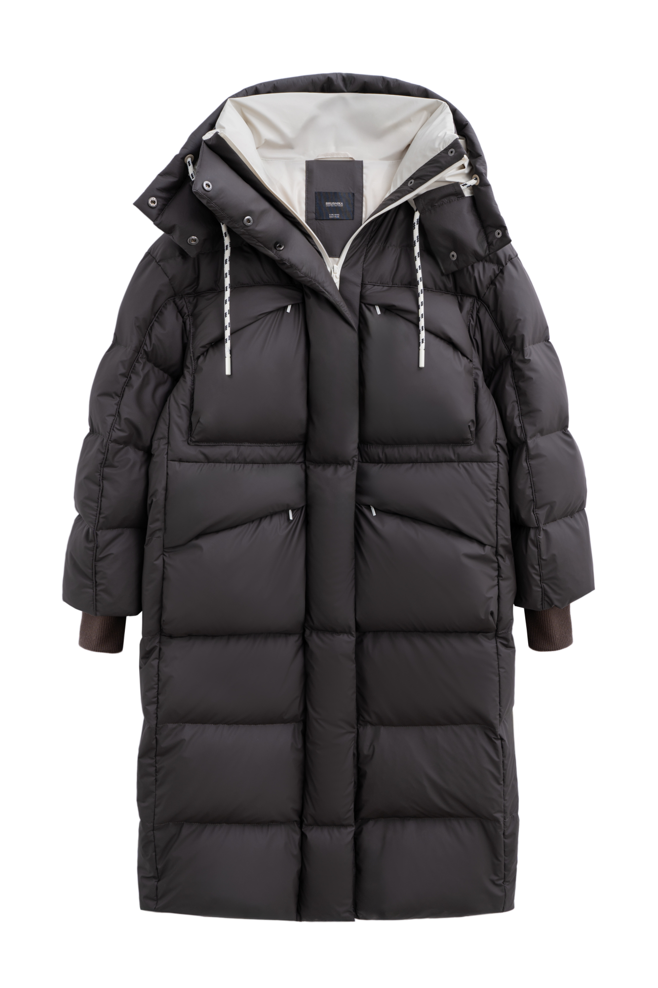 Объемный длинный пуховик. Модель с воротником-стойкой, капюшоном на кулиске и кнопках, большими нагрудными и боковыми карманами на молнии с клапанами и трикотажными манжетами в широкий рубчик. Застежка на молнию по всей длине под планкой на кнопках. Ворот изделия декорирован логотипом бренда.