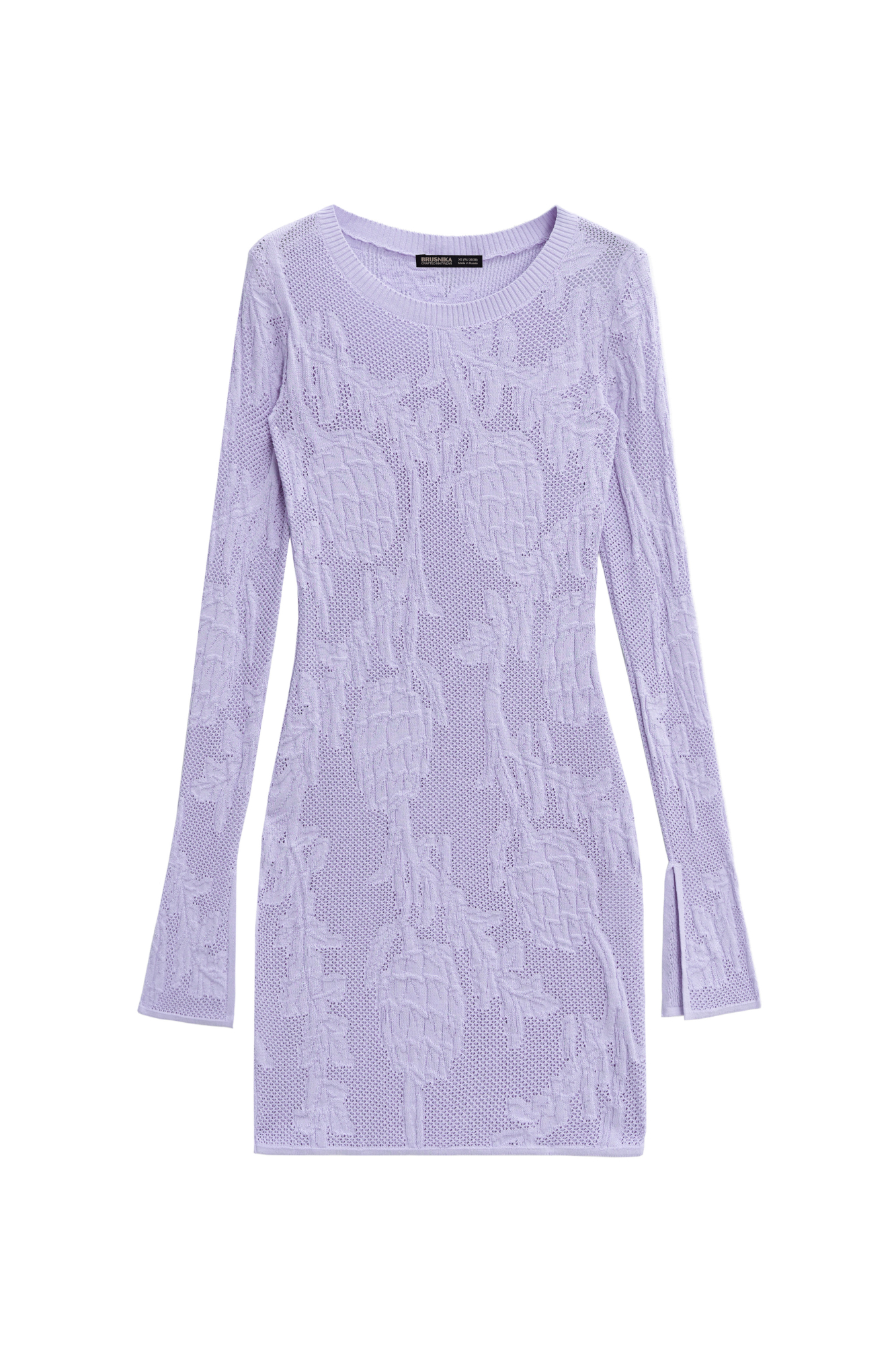 Трикотажное платье длины мини из органического хлопка. Модель приталенного силуэта, с длинными расклешенными рукавами разрезами на манжетах и круглым вырезом горловины. Изделие декорировано объемным растительным орнаментом. <br />
Органический хлопок - более экологичная и безопасная альтернатива обычному хлопку, выращенная без использования химикатов.