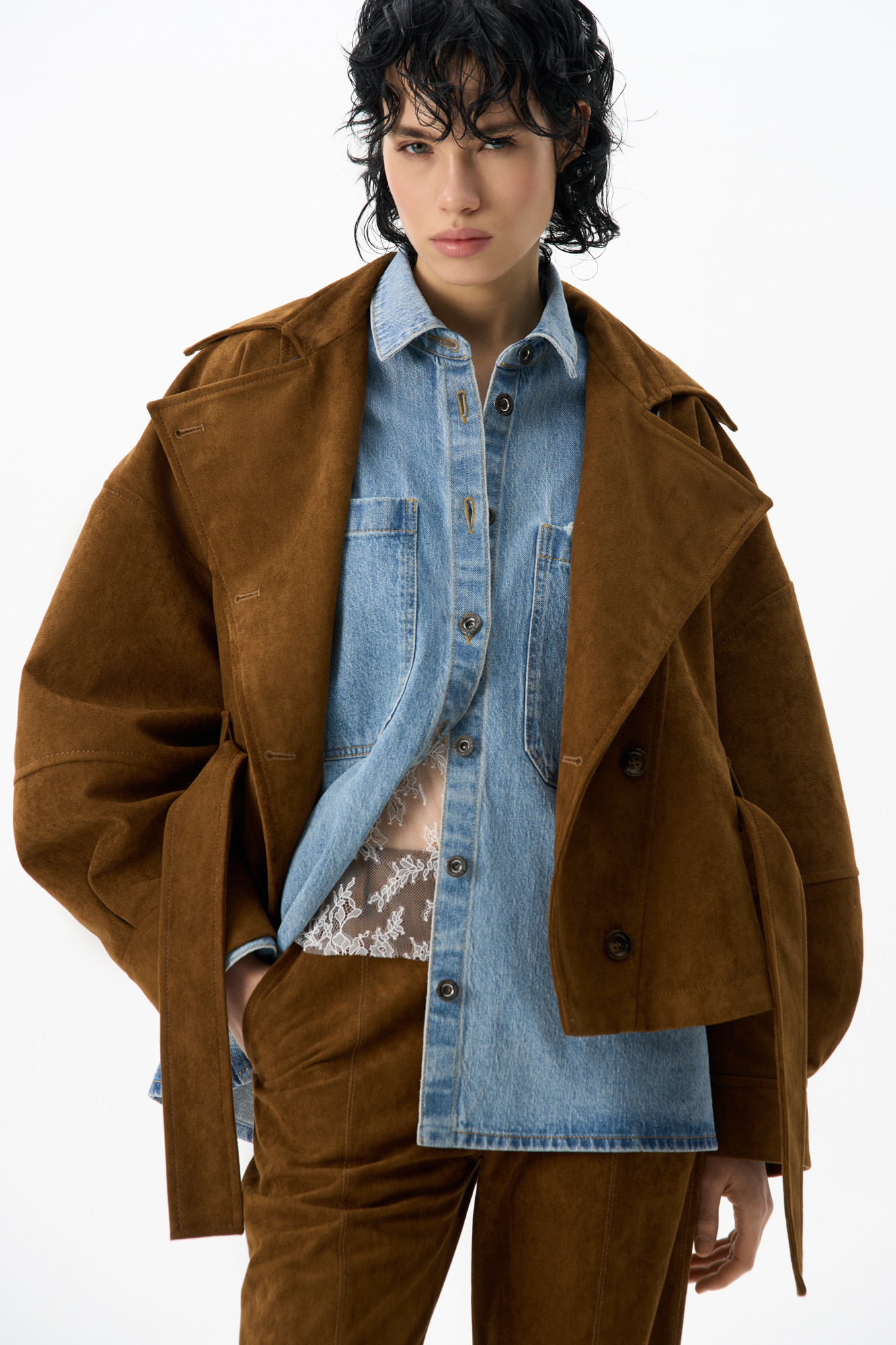 Джинсовая рубашка из 100% хлопка. Модель прямого силуэта с классическим отложным воротником, длинными рукавами и двумя большими нагрудными карманами. Застежка на металлические пуговицы.