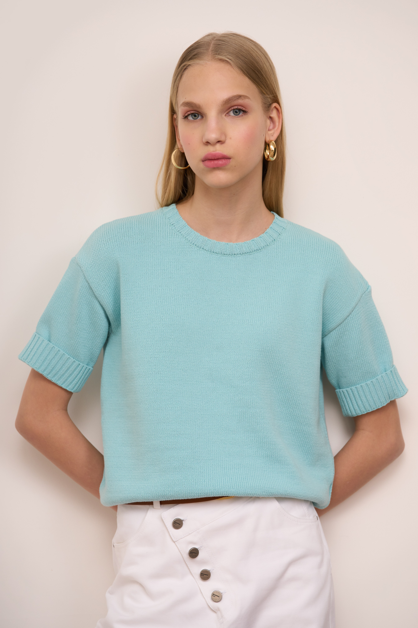 Трикотажная футболка из хлопка. Рукава с небольшим подворотом и низ изделия в рубчик. 