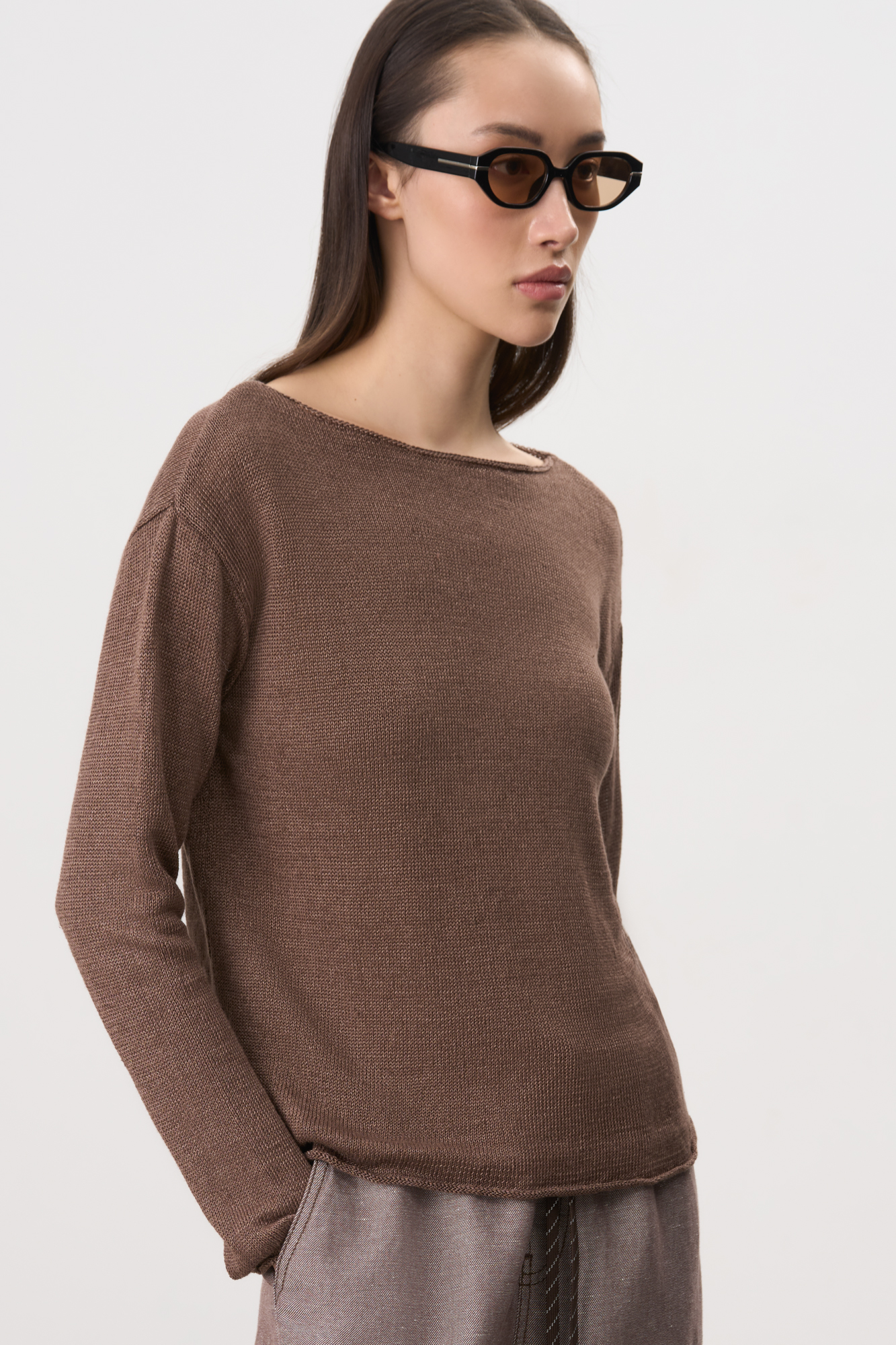 Трикотажный джемпер из 100% льна. Модель свободного кроя, со спущенной линий плеч и неглубоким вырезом горловины. Края изделия декорированы валиками.