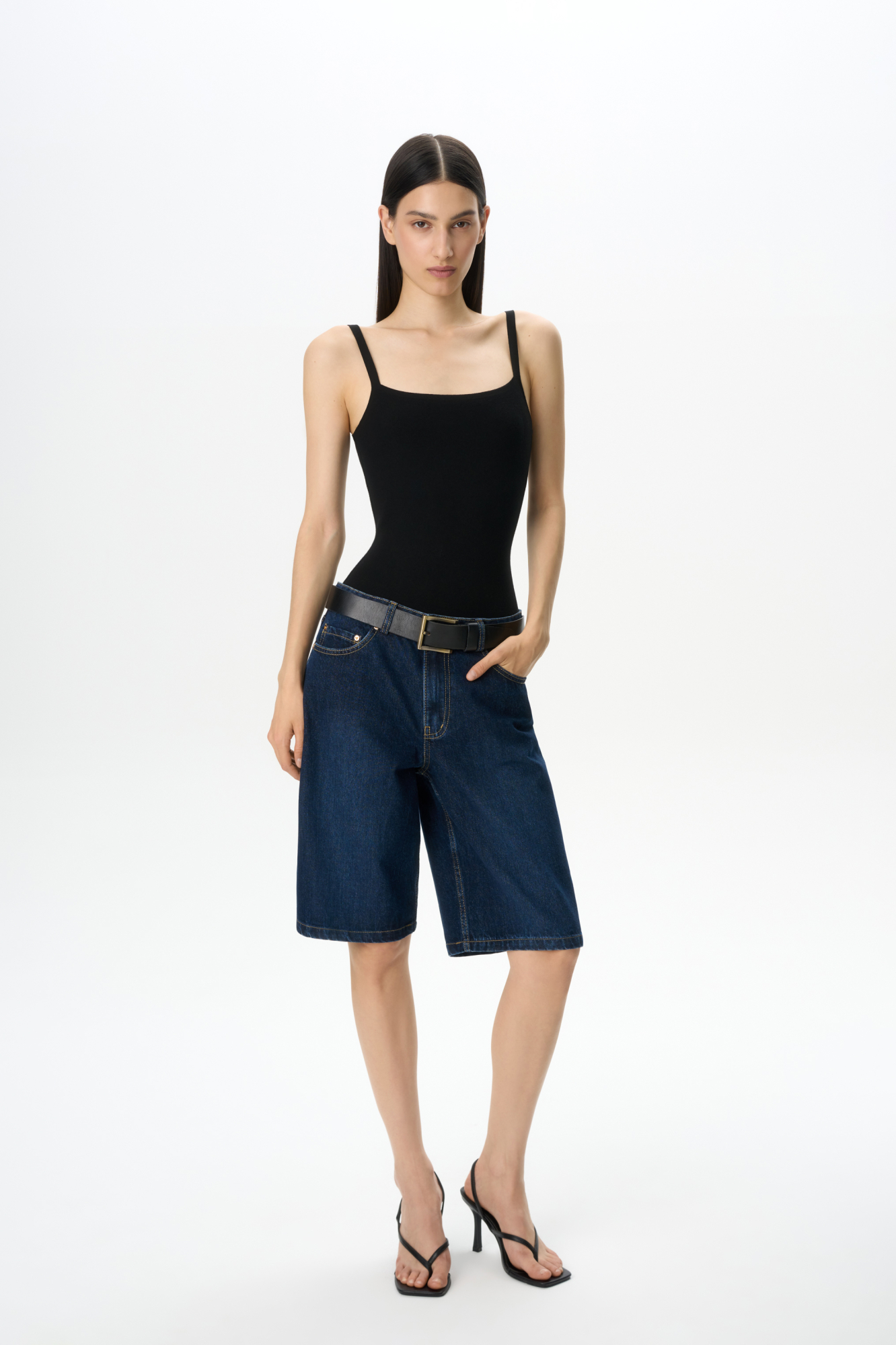 Джинсовые шорты-бермуды из 100% хлопка. Модель прямого кроя, со средней посадкой. Шлевки на поясе для ремня. Пять карманов. Застежка на молнию и металлическую пуговицу.