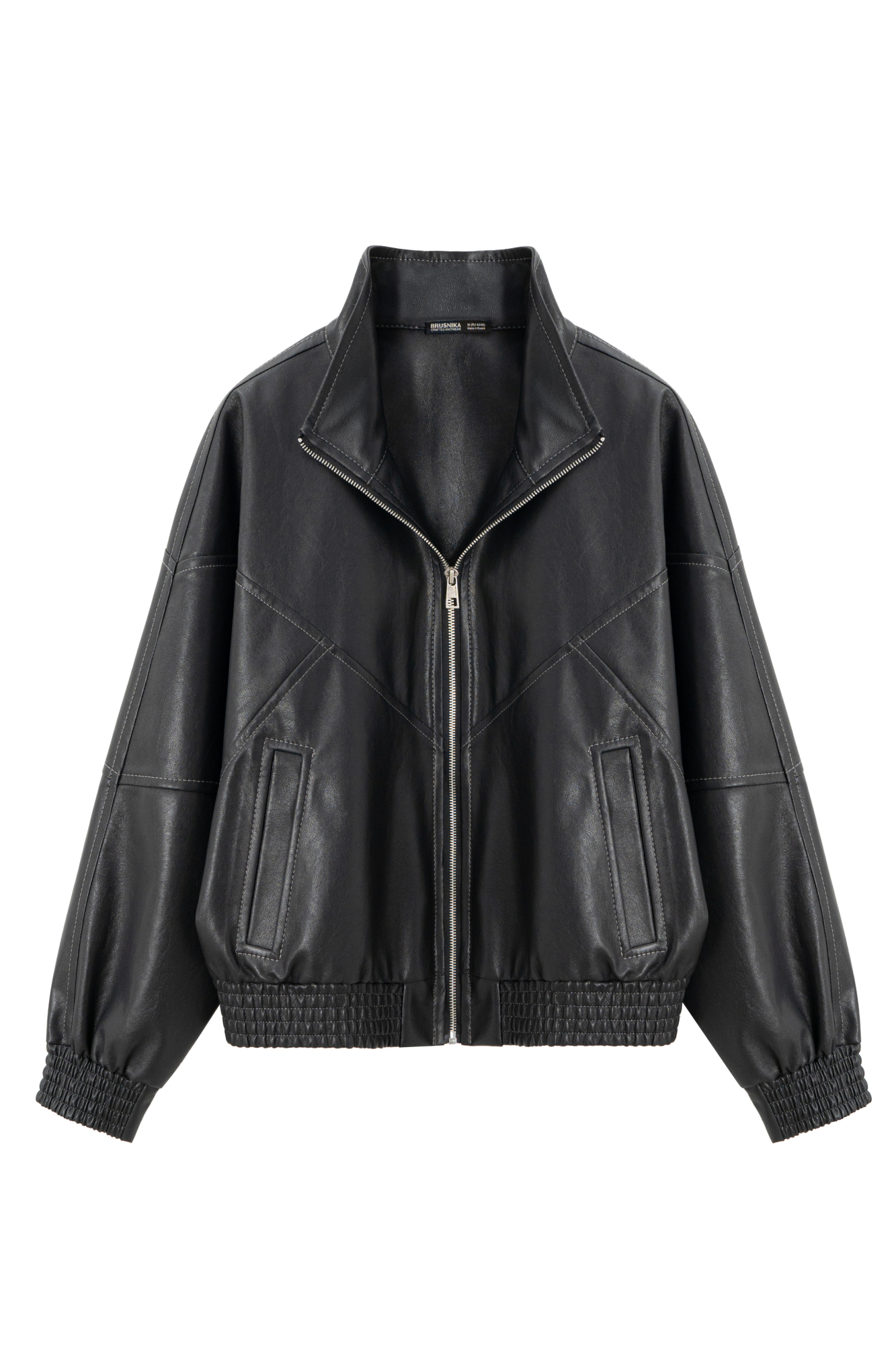 Бомбер из экокожи с боковыми карманами. Модель свободного силуэта с воротоником стойкой. Низ изделия и манжеты рукавов выполнены на резинке. Брендированный ярлык на спине. Застежка на молнию. Без подкладки.