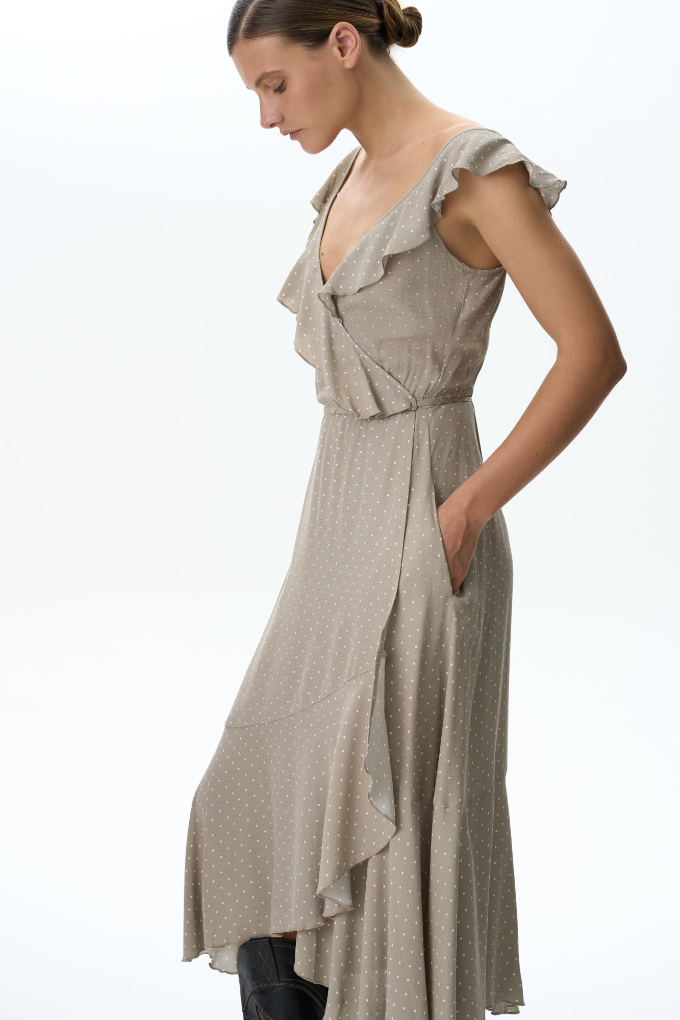 Сарафан в мелкий горох из 100% вискозы на запах, с V-образным вырезом и асимметричным низом.