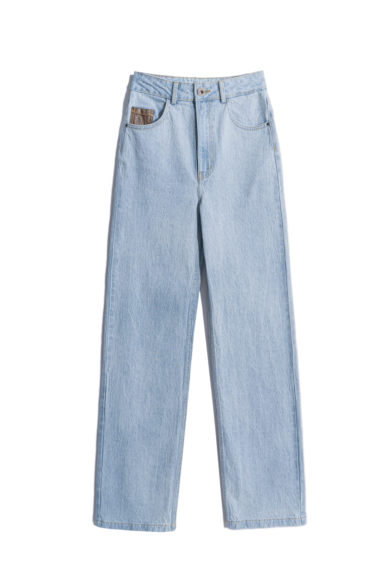 Джинсы из 100% хлопка. Модель прямого широкого кроя, с классической посадкой, пятью карманами, шлевками на поясе для ремня и застежкой на молнию и пуговицу. Эффект “мраморной” стирки по всей поверхности. Маленький карман с отделкой из коричневой экокожи.