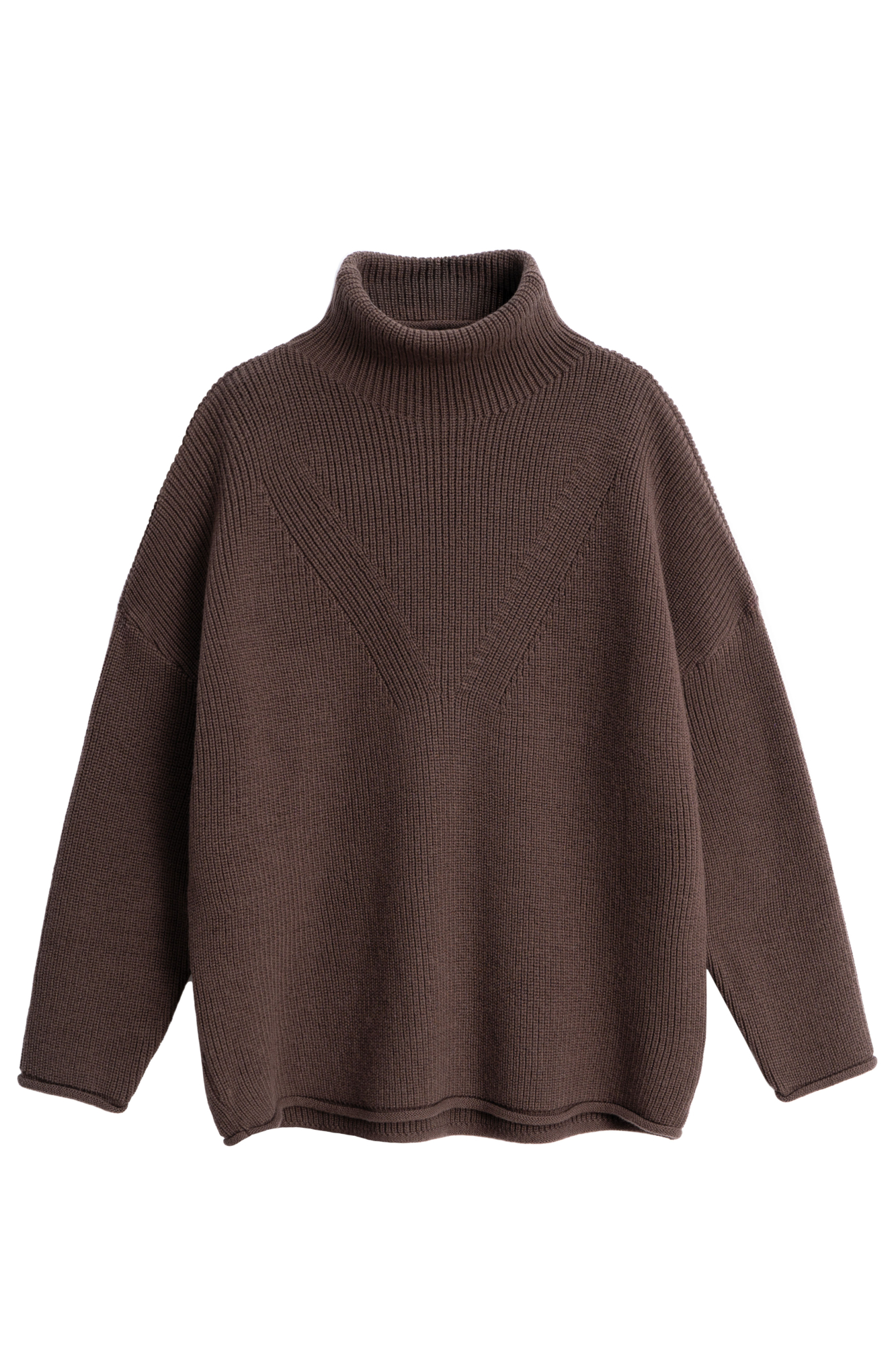 Трикотажный джемпер с высоким воротом. Модель свободного силуэта со спущенной линией плеча и декоративными сбавками.