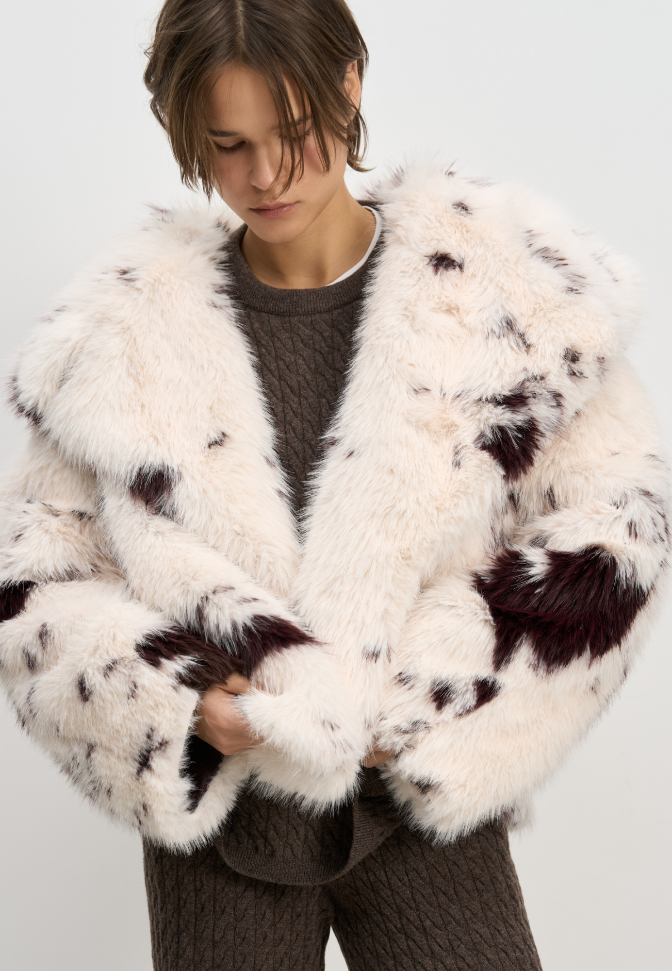 Шуба из экомеха с анималистичным принтом. Модель с широким отложным воротником и врезными карманами. Изделие выполнено на подкладке. Пояс из экокожи в комплекте.