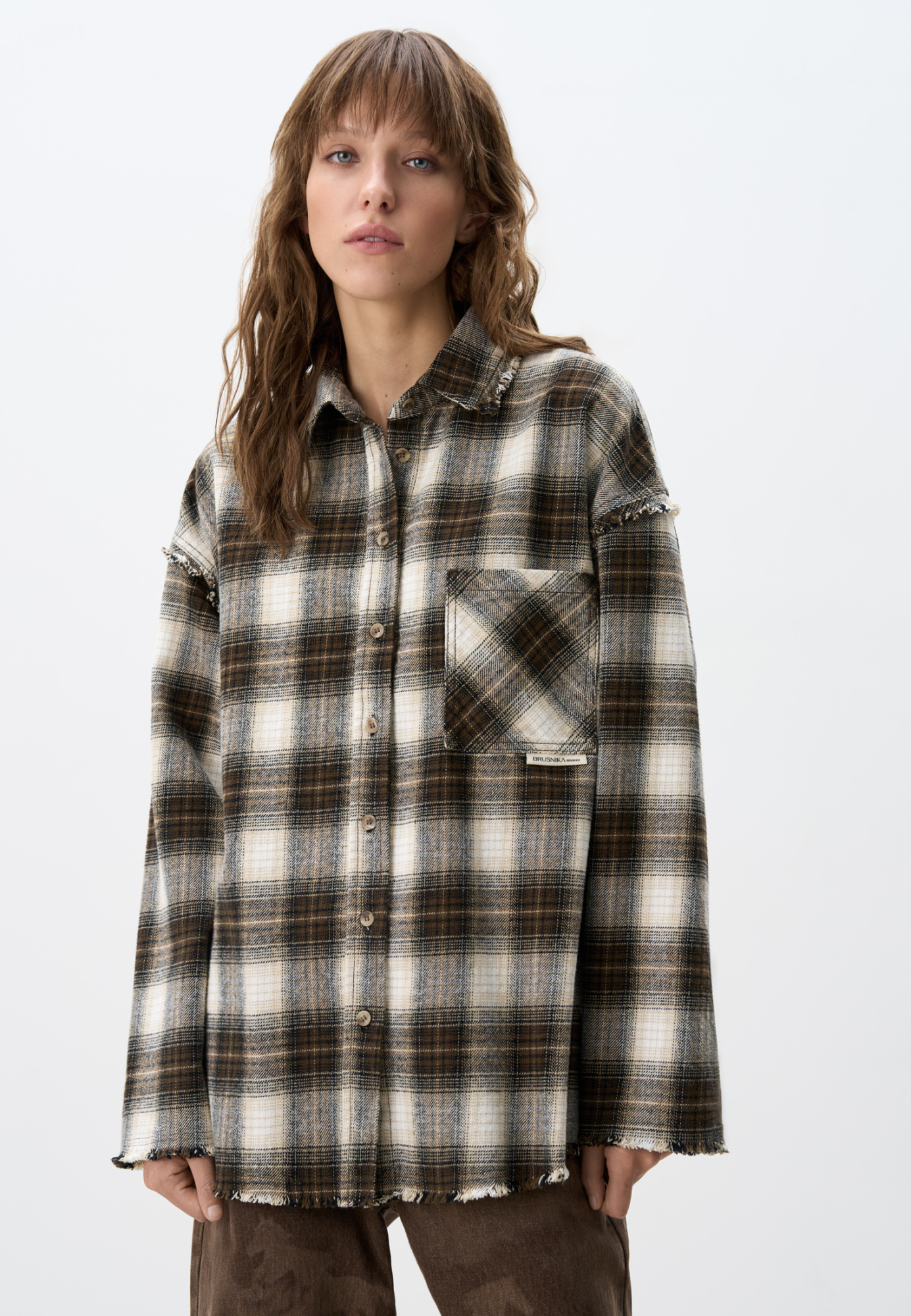 Рубашка в клетку из 100% хлопка. Модель прямого кроя с отложным воротником и нагрудным карманом с логотипом бренда. Изделие декорировано имитацией необработанного края. 