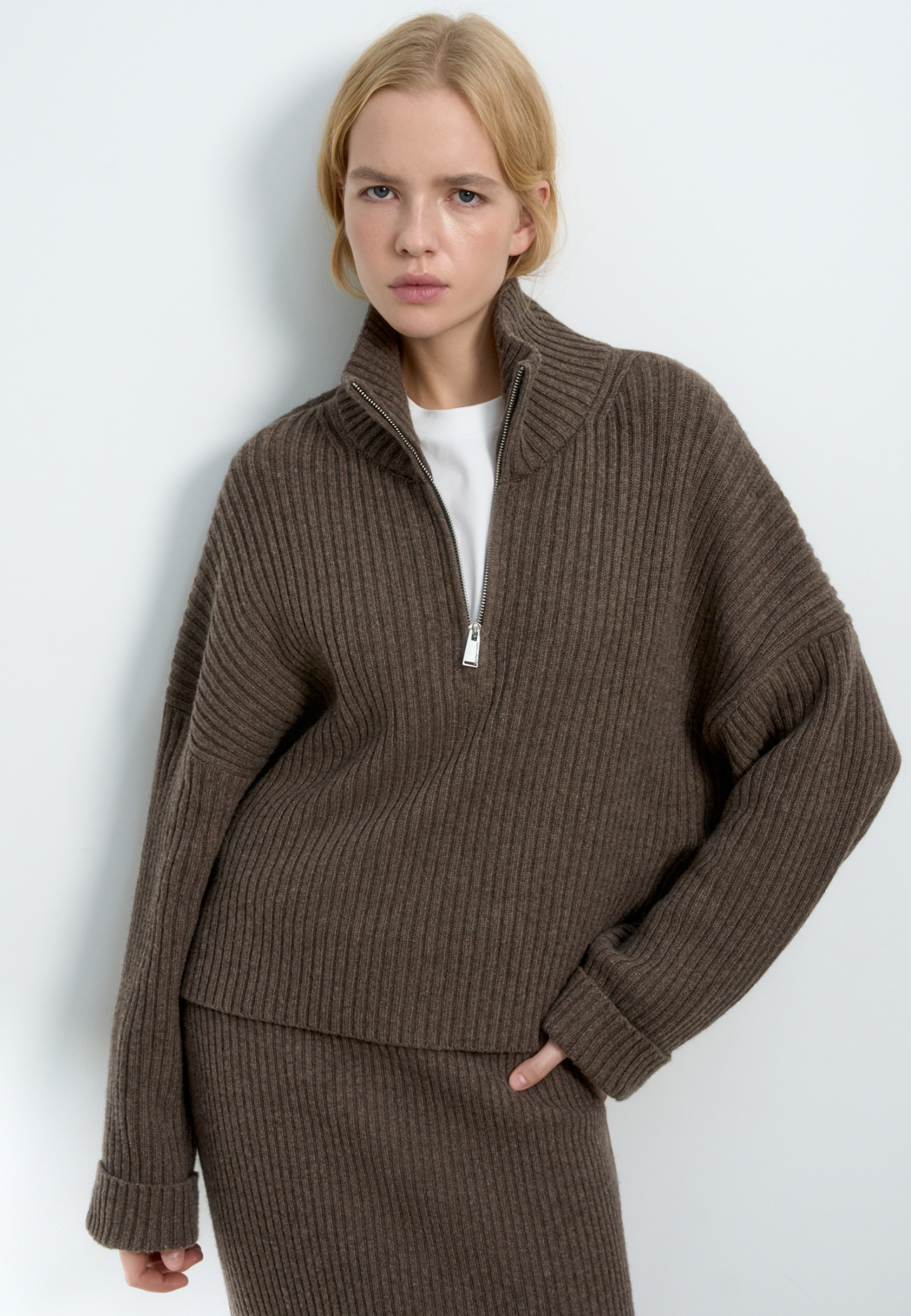 Джемпер из смесовой шерсти с добавлением кашемира. Модель свободного силуэта, со спущенной линией плеч, отворотами на манжетах и высоким воротником-стойкой с застежкой на молнию.