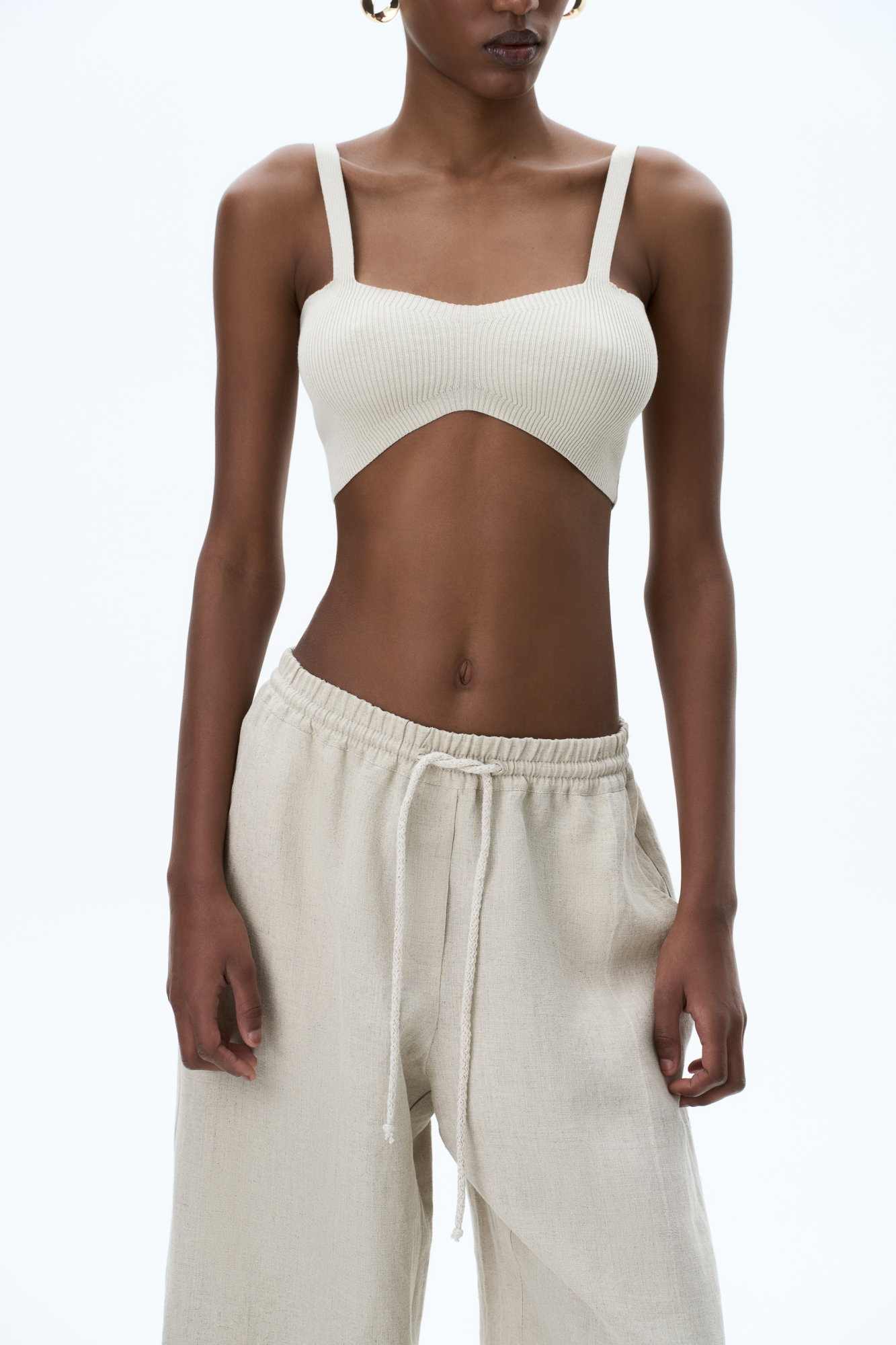 Трикотажный кроп-топ из вискозы. Модель на тонких бретелях. Изделие выполнено в рубчик.