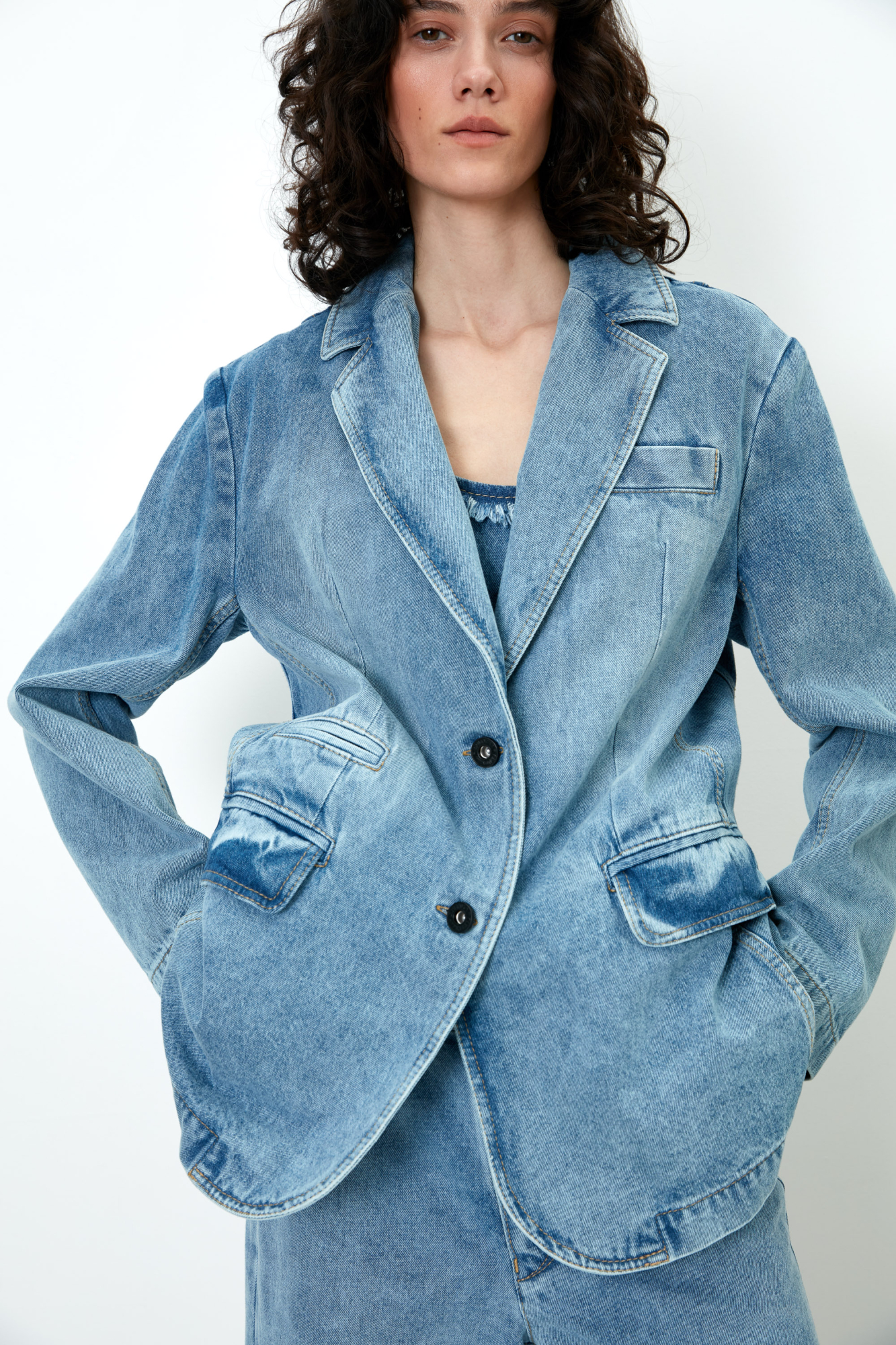 Джинсовый жакет из 100% хлопка. Модель прямого силуэта с английским воротником, прорезными карманами с карманами по бокам и на груди. Застежка на две пуговицы.