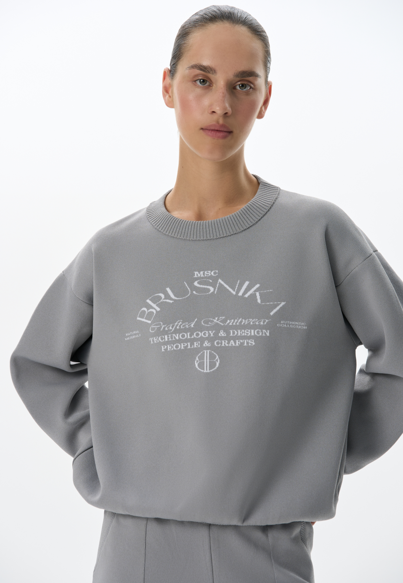 Трикотажный джемпер из вискозы. Модель свободного силуэта, с длинными рукавами, спущенной линией плеч и круглым вырезом горловины. Края выполнены в рубчик. Изделие декорировано брендированным жаккардом.