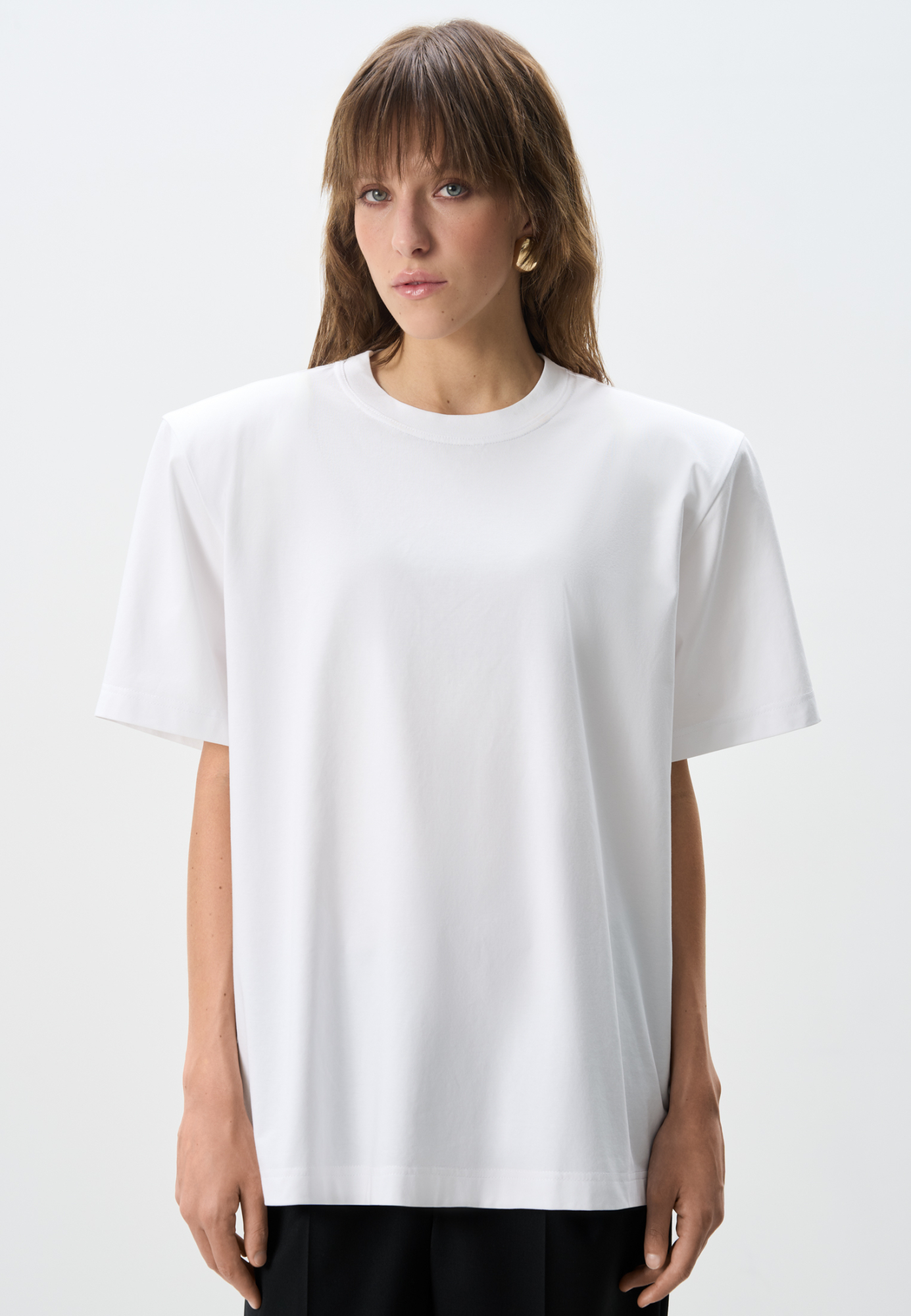 Футболка из 100% хлопка. Модель с подплечниками, короткими рукавами и круглым вырезом горловины.