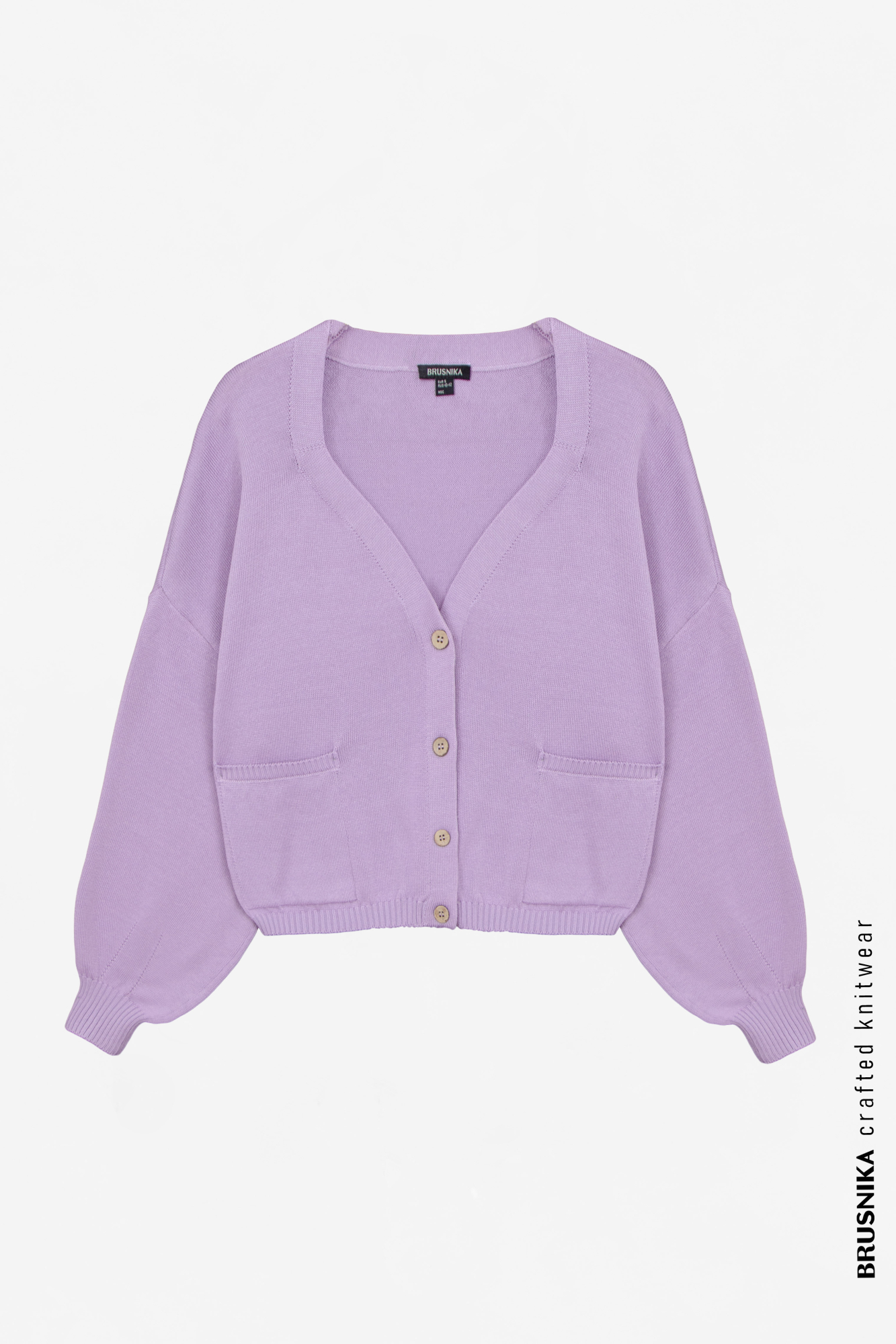 Кардиган из 100% хлопка. Модель с фигурным вырезом, длинными рукавами и накладными карманами. Застежка на пуговицах.