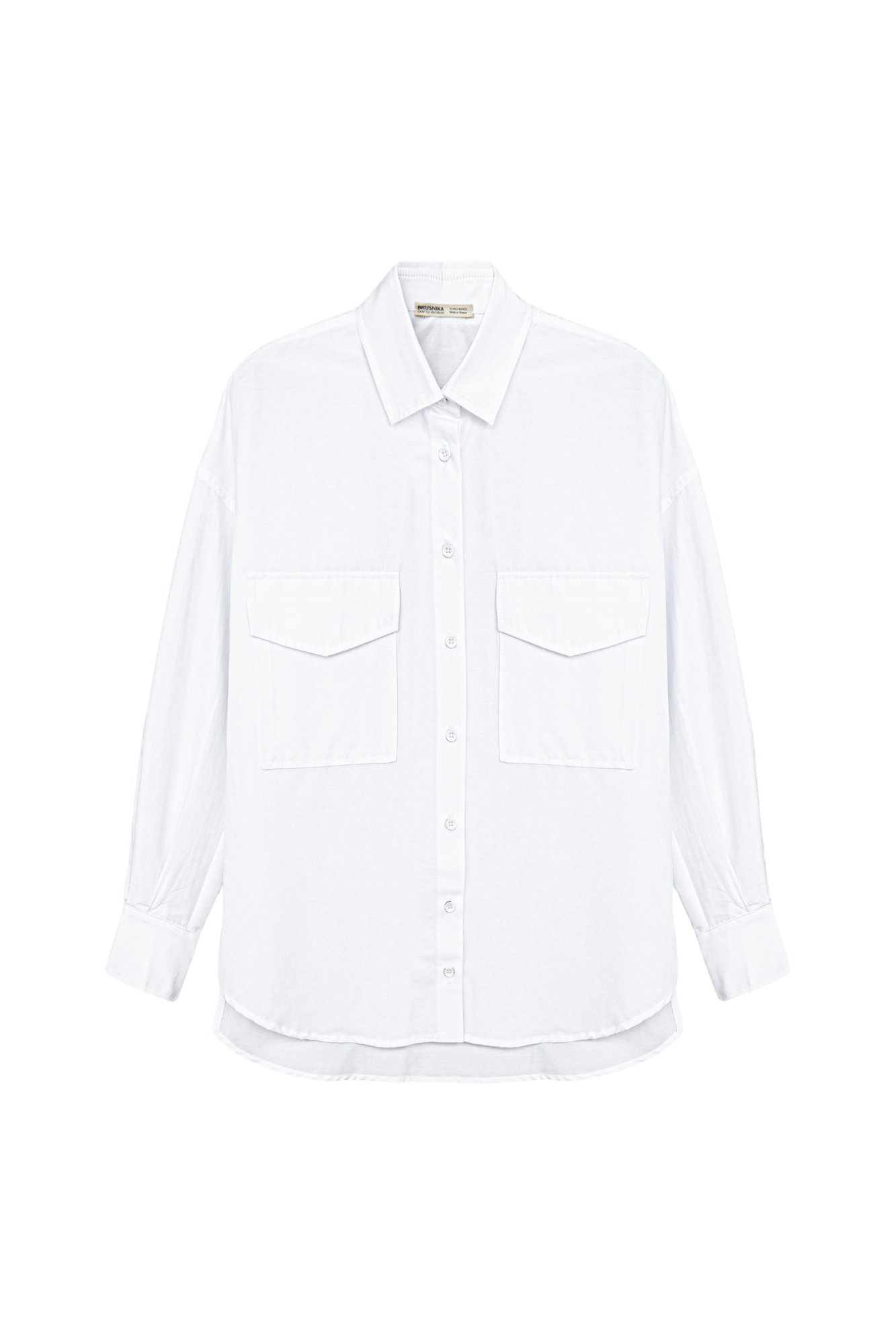 Классическая рубашка из хлопка с накладными карманами на груди.
