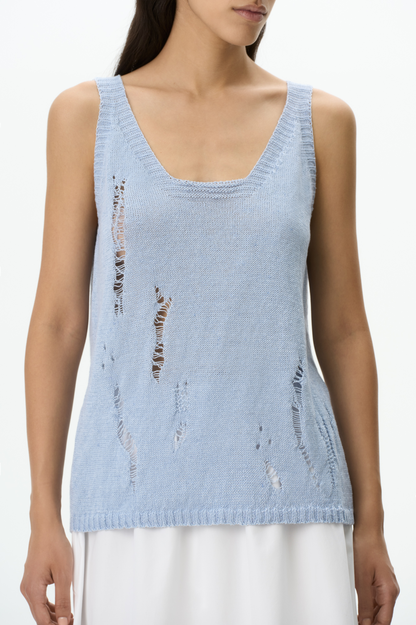 Трикотажный топ из 100% льна. Модель свободного силуэта, с глубокой проймой и U-вырезом горловины. Изделие выполнено с эффектом рвани.