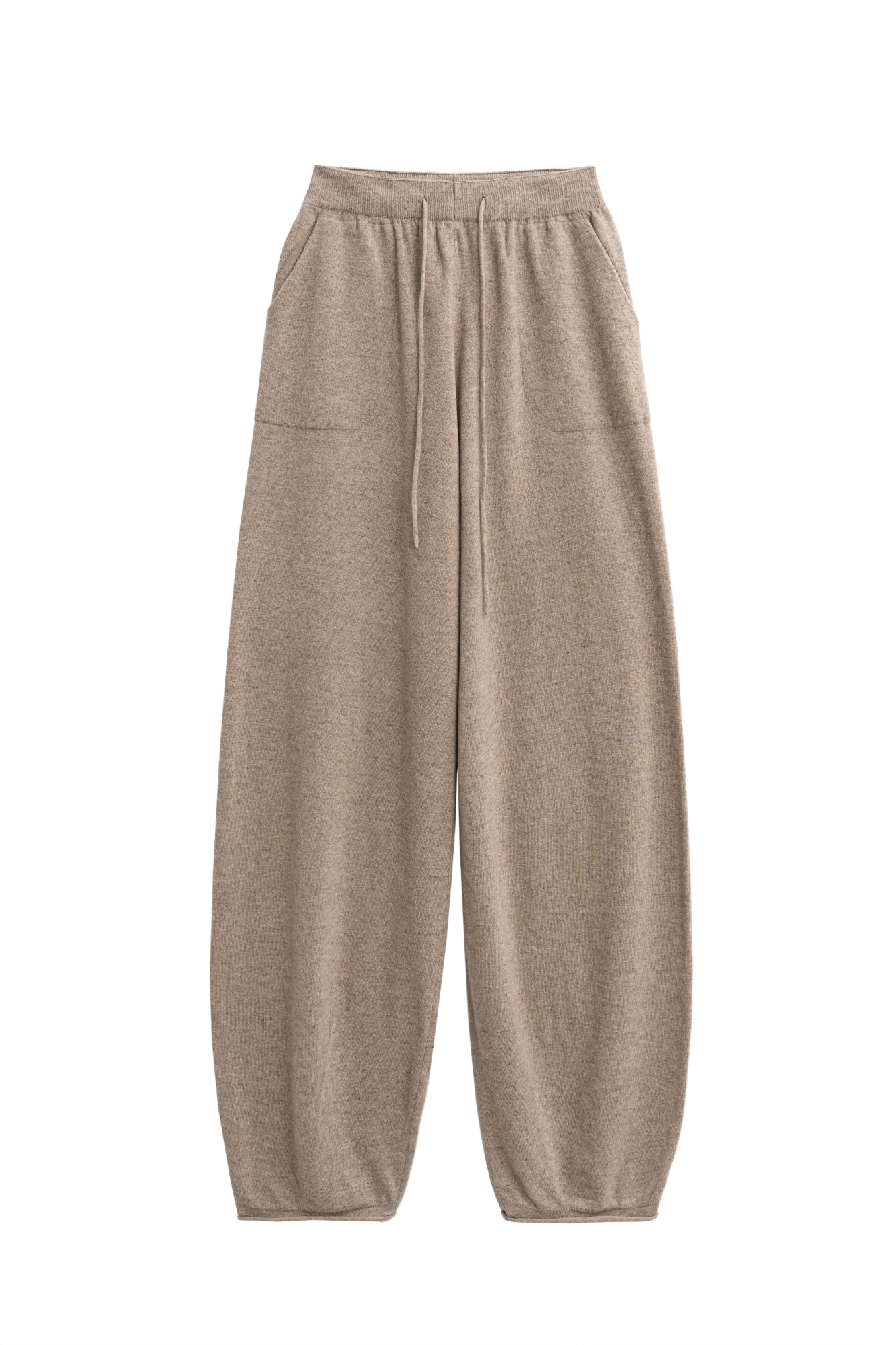 Трикотажные брюки-бананы из кашемира и шерсти. Модель с эластичным поясом, дополненным кулиской, большими накладными карманами и валиками-манжетами.