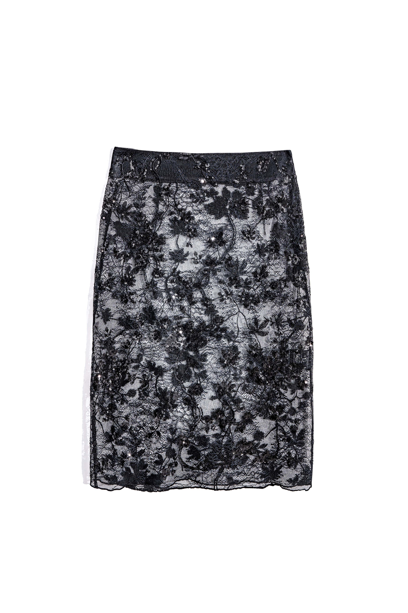 Кружевная юбка длины миди с цветочным орнаментом, расшитая пайетками. Модель по фигуре с застежкой на потайную молнию сбоку. Изделие выполнено без подкладки.