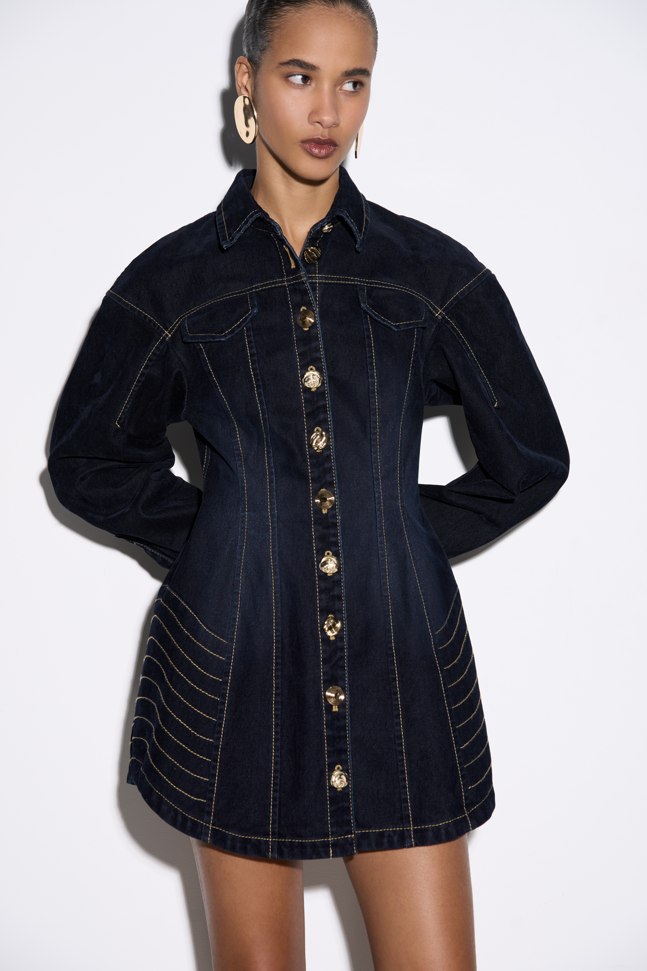 Платье длины мини из флокированного денима - 100% хлопка с имитацией бархатной текстуры. Модель приталенного силуэта с акцентной строчкой, с длинным рукавом и отложным воротником. Застежка на декоративные пуговицы.